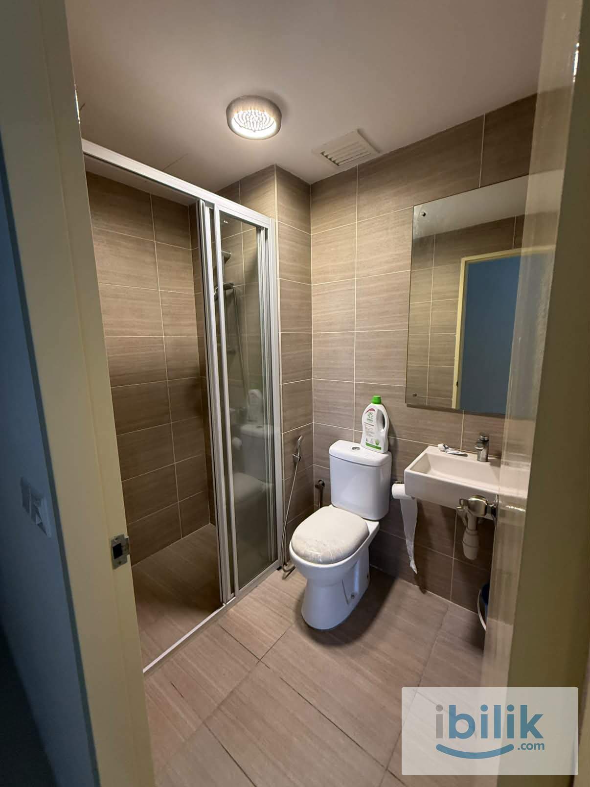 Medium Bedroom with own private bathroom - Image 3