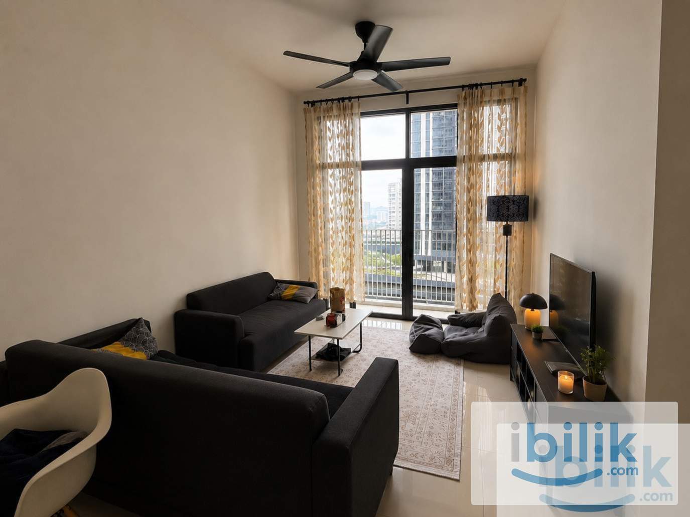 Medium Bedroom with own private bathroom - Image 1