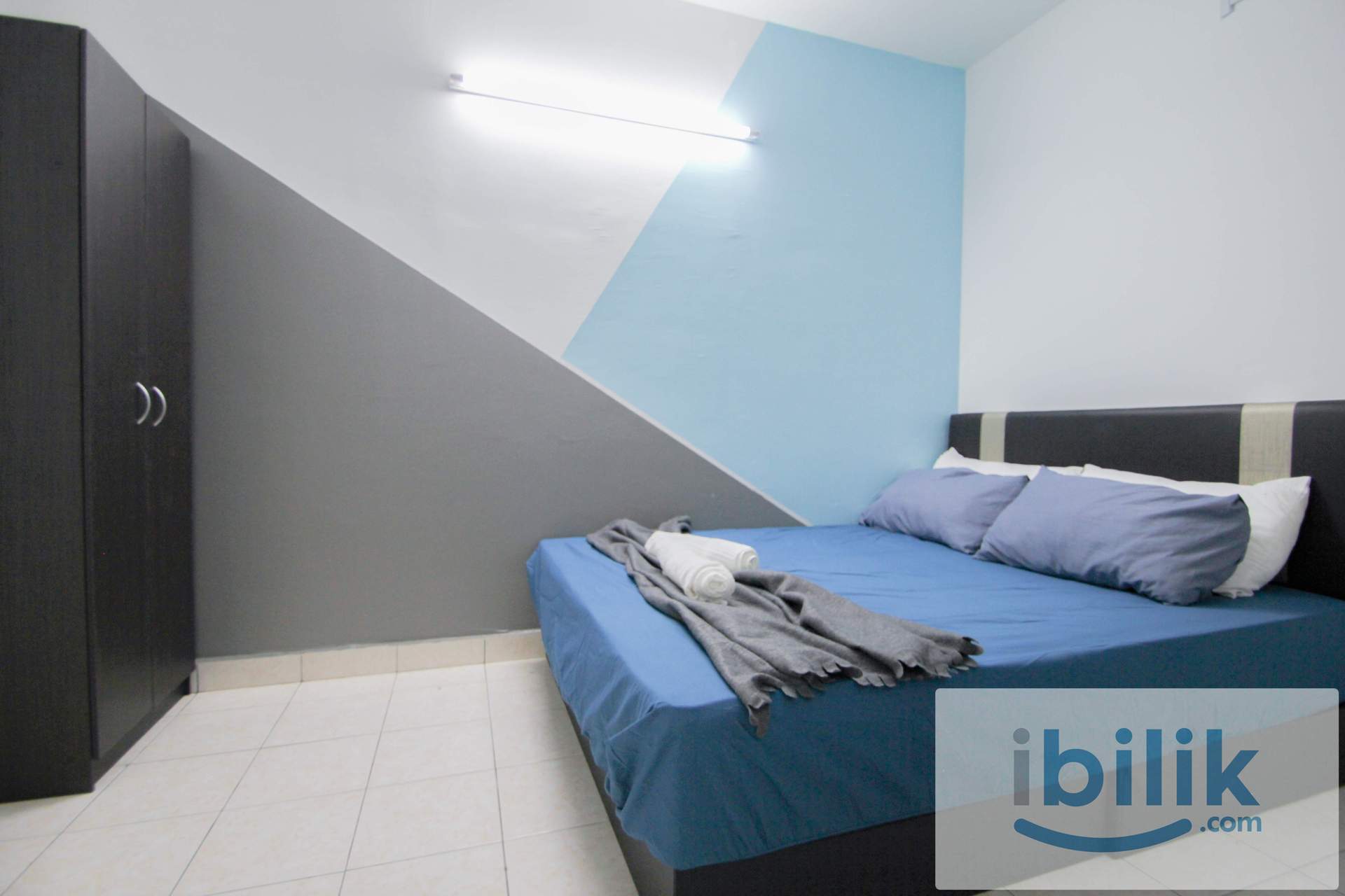 Queen Bed Medium Room with AC & Window - Image 4