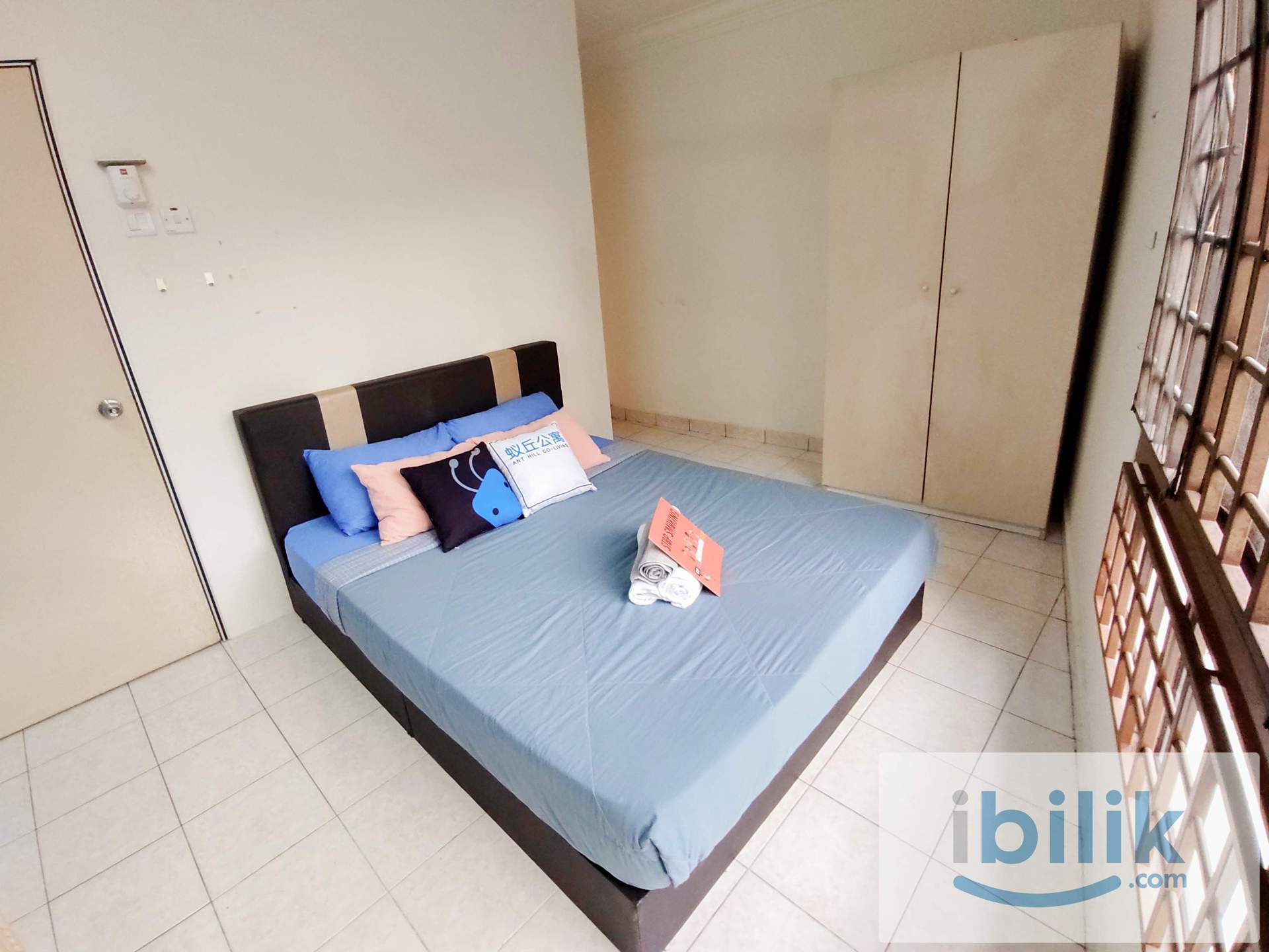 Queen Bed Medium Room with Window & A/C (Partition) - Image 5