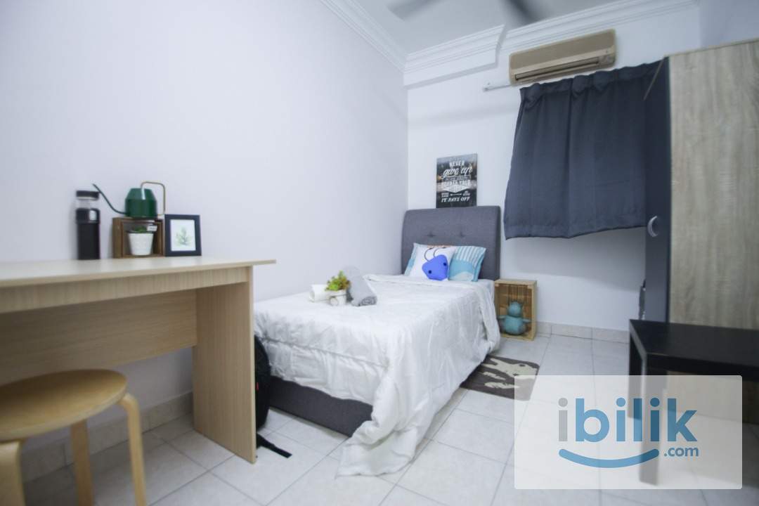 Queen Bed Medium Room with Window & A/C - Image 3