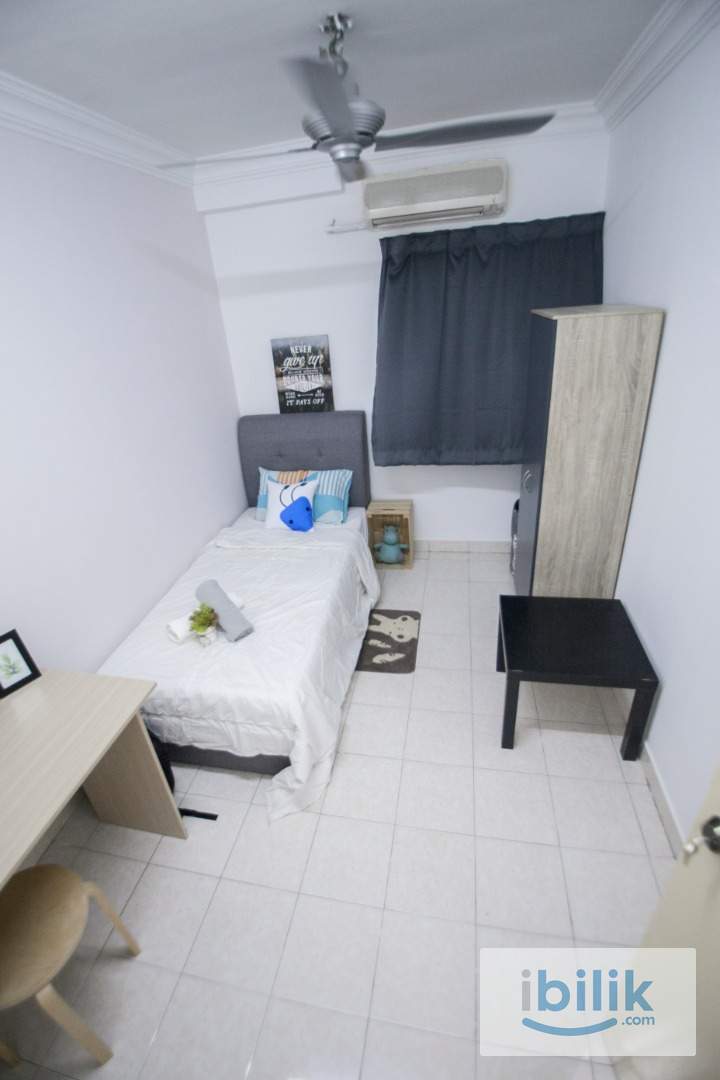 Queen Bed Medium Room with Window & A/C - Image 4