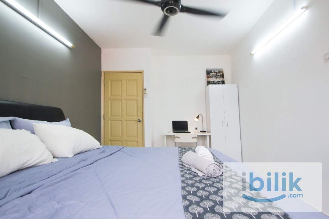 Master Room Private Bathroom with Window & A/C - Image 5