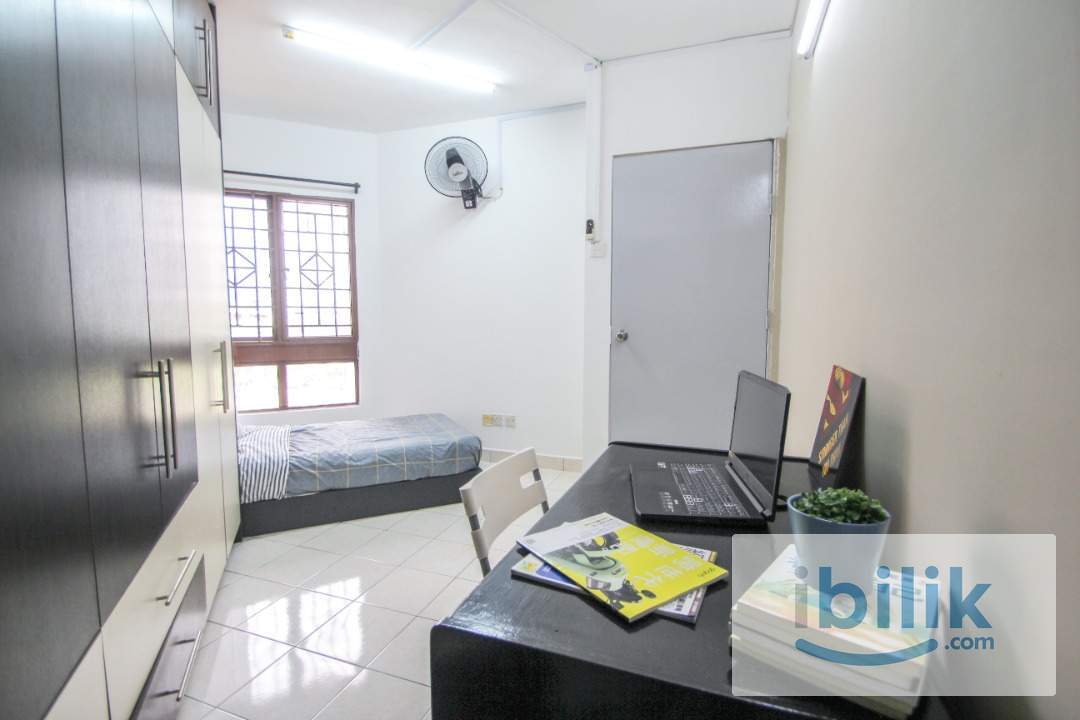 Middle Room with window & AC - Image 4