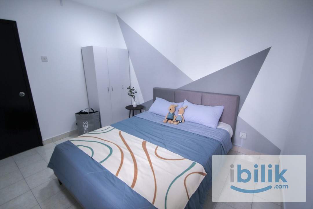 Queen Bed Medium Room with A/C & Window - Image 3