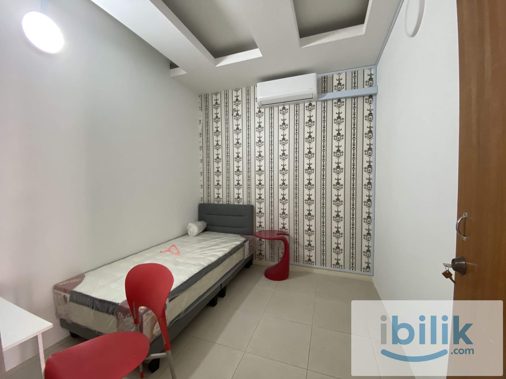 D'ALPINIA Landed House - Single Bed Room with Window & A/C (Partition) - Image 3