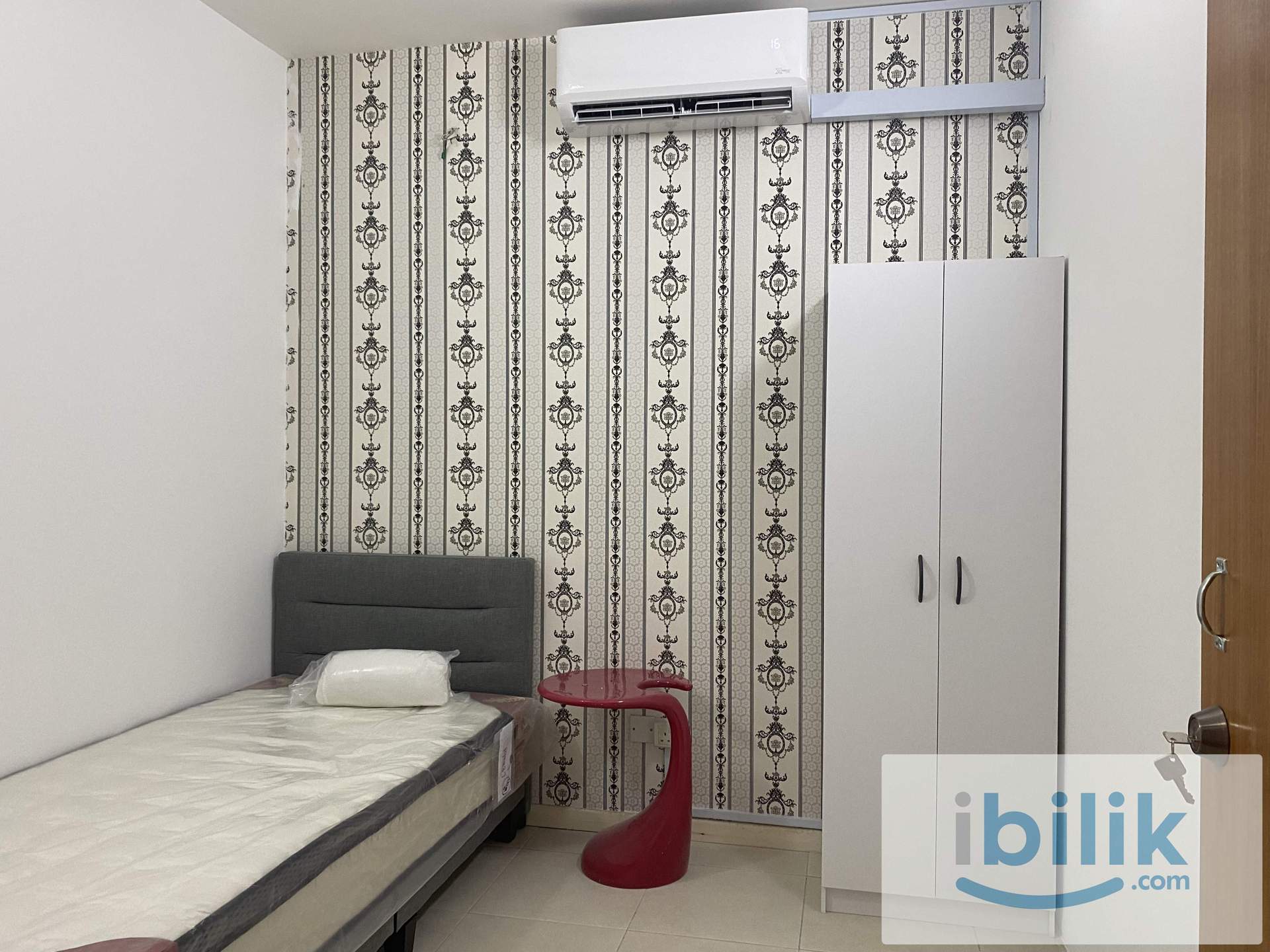 D'ALPINIA Landed House - Single Bed Room with Window & A/C (Partition) - Image 1