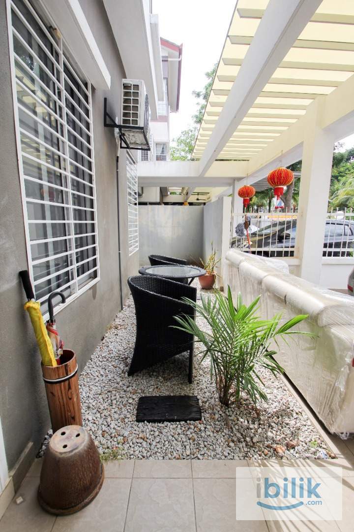 D'ALPINIA Landed House - Single Bed Room with Window & A/C (Partition) - Image 7