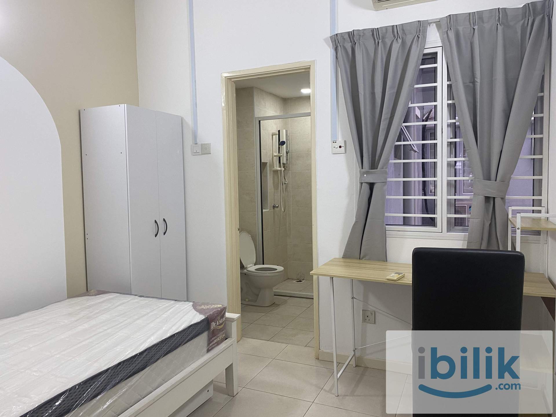 D'ALPINIA Landed House – Super Single Bed Room Private Bathroom with Window & A/C - Image 5