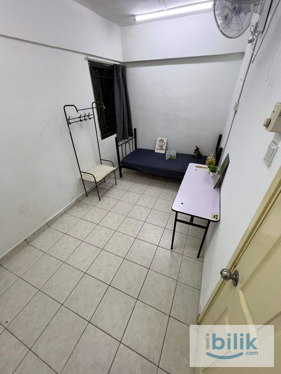LARGE MIDDLE ROOM NEAR MRT - Image 1