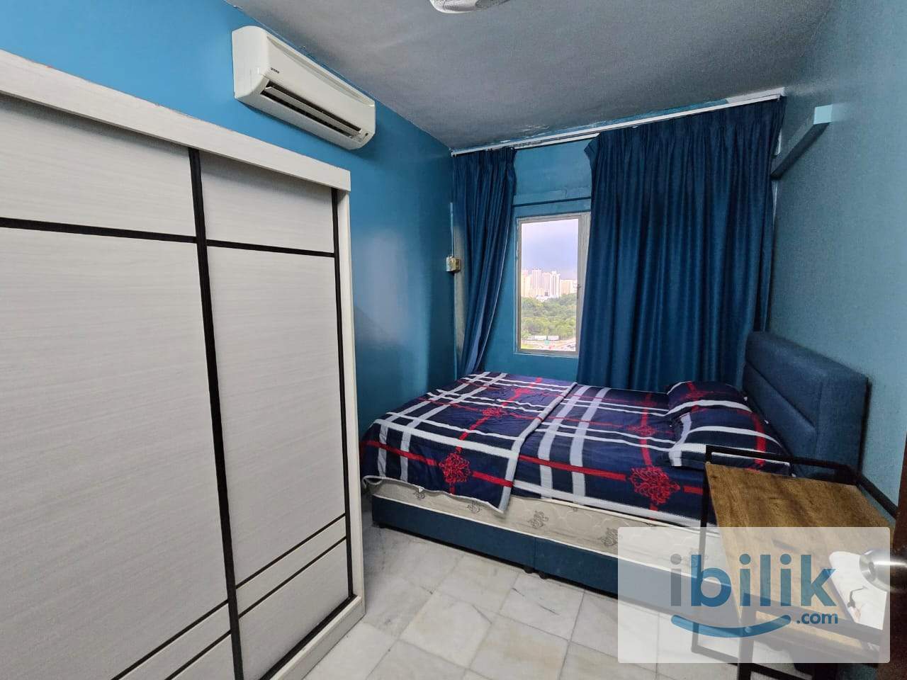 Medium bedroom fully furnished with queen bed & share toilet (can stay up to 2 person) - Image 1