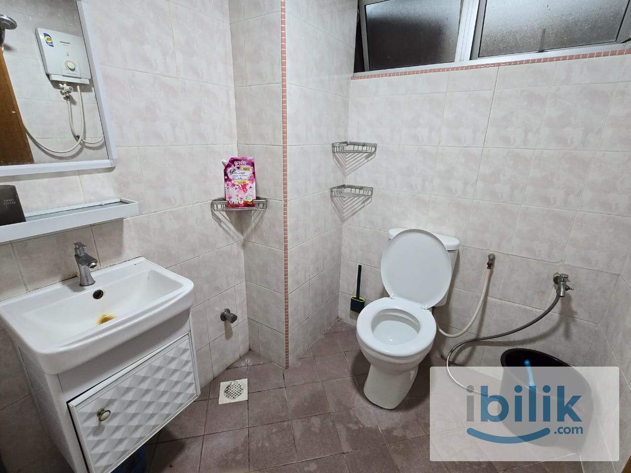 Medium bedroom fully furnished with queen bed & share toilet (can stay up to 2 person) - Image 2