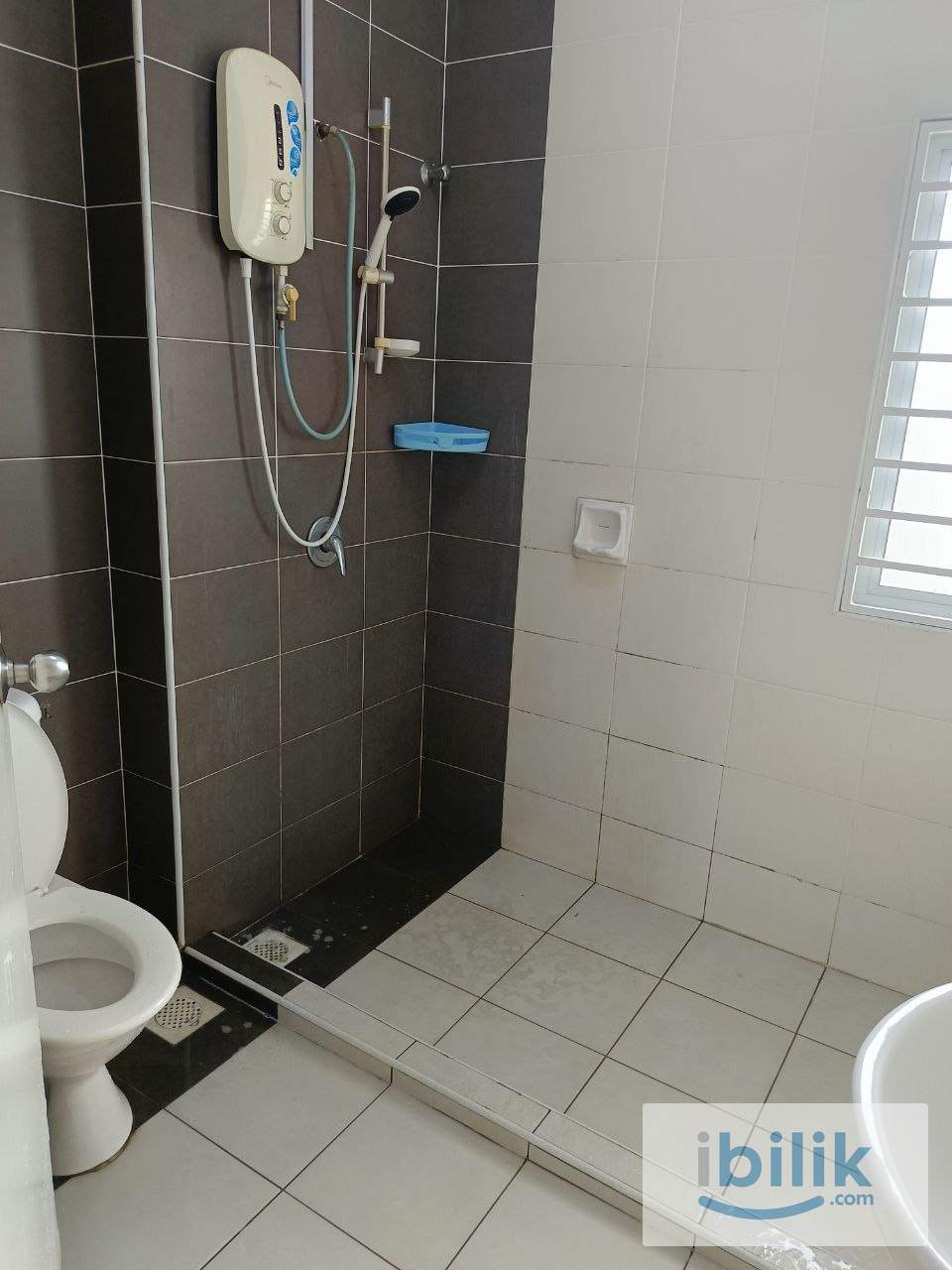 🏠 Master Room @ Kemuning Utama | Easy Access KESAS & ELITE Highway | Move In Ready - Image 1