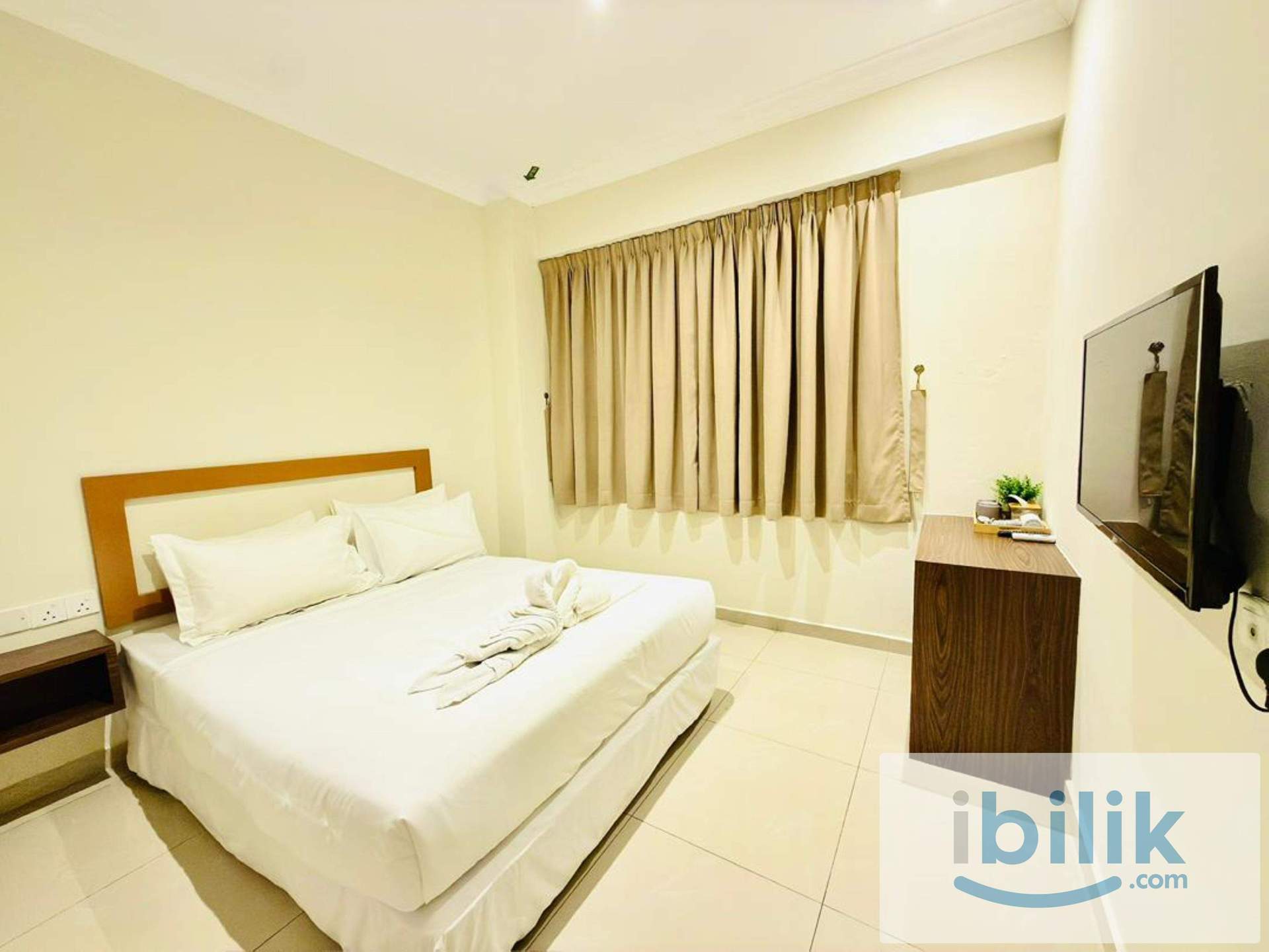 Deluxe Queen Room - Image 1
