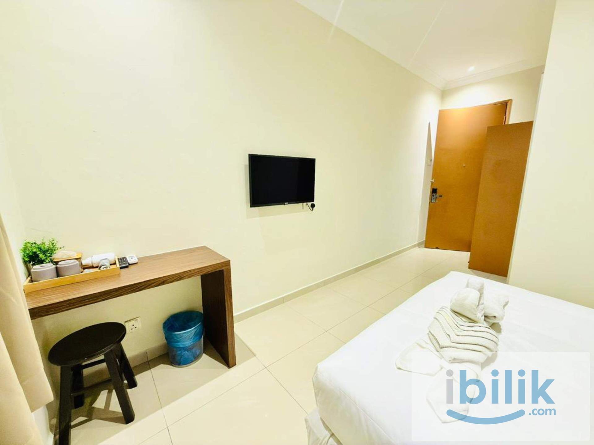 Deluxe Queen Room - Image 3