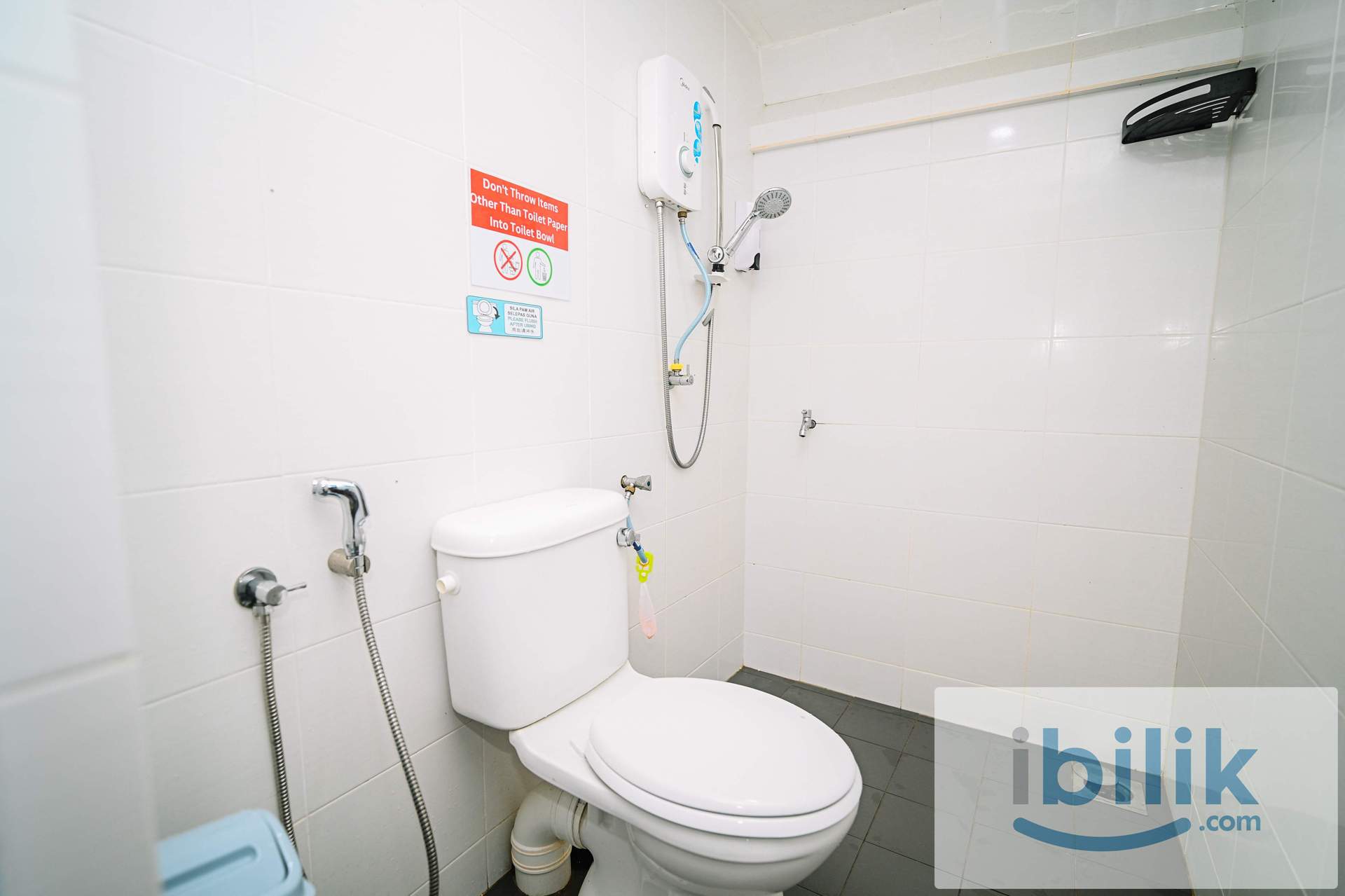 Standard Twin Shared Bathroom - Image 7