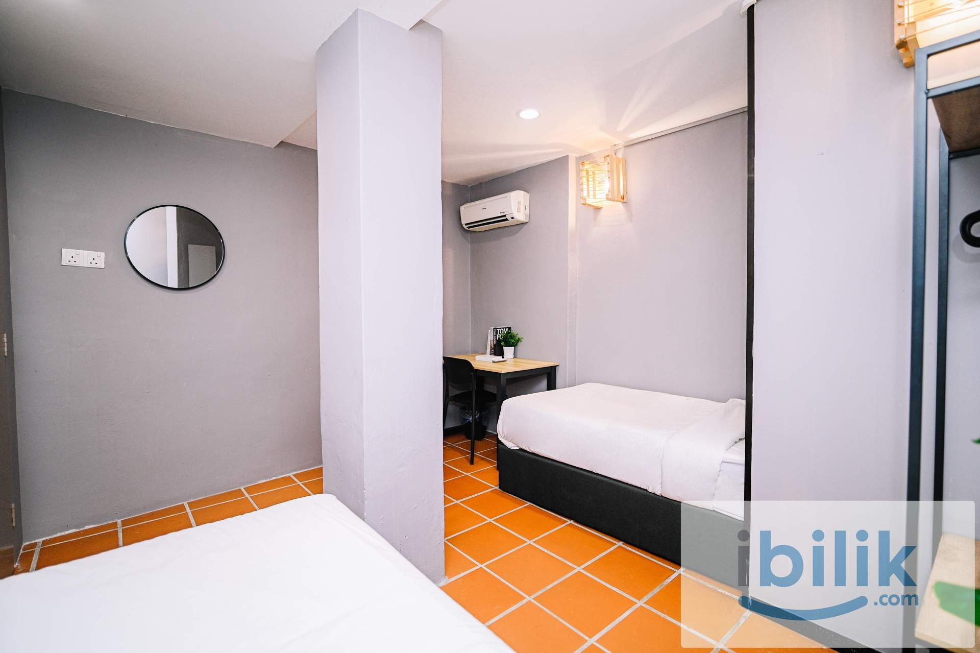 Standard Twin Shared Bathroom - Image 3