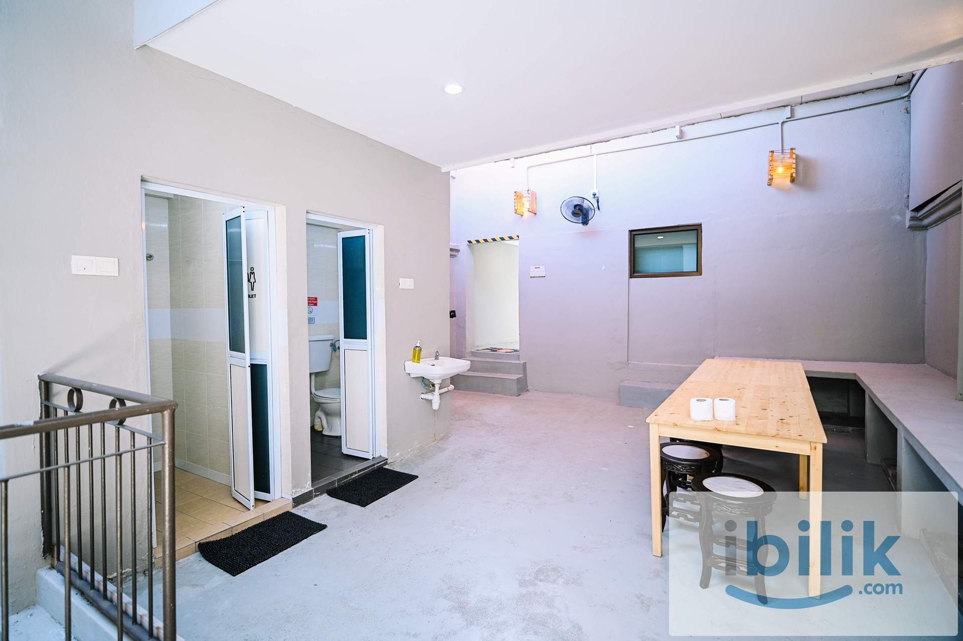 Standard Twin Shared Bathroom - Image 5
