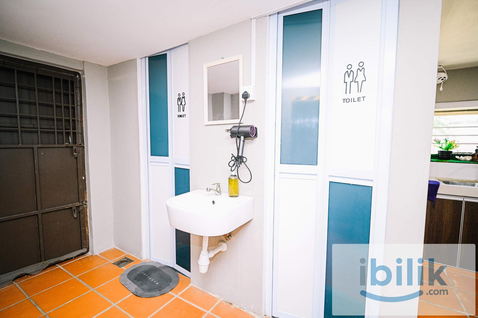 Deluxe Queen Shared Bathroom - Image 6