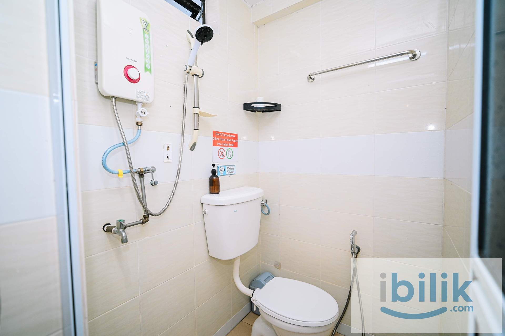 Deluxe Queen Shared Bathroom - Image 9