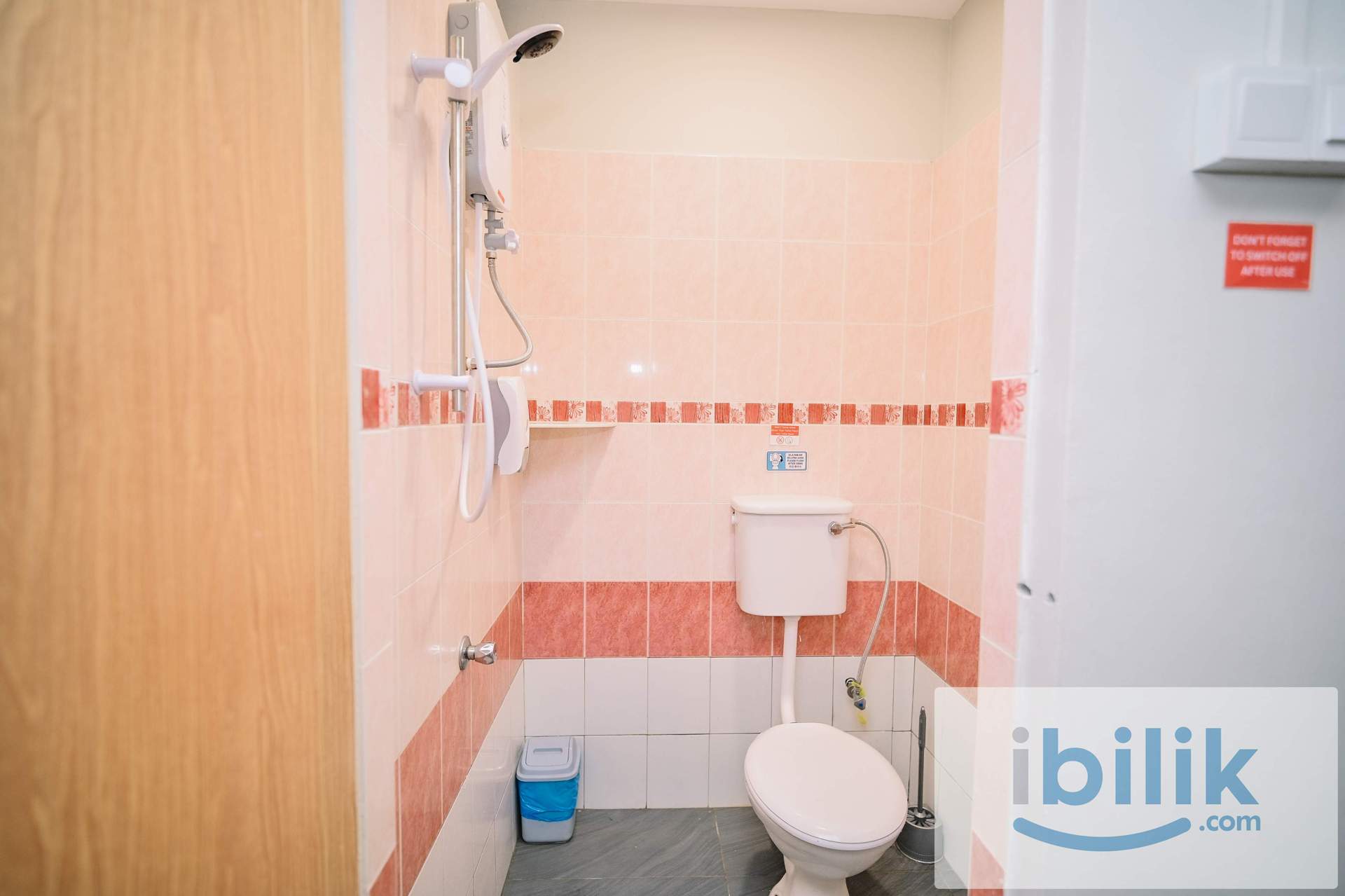 Deluxe Queen Shared Bathroom - Image 7