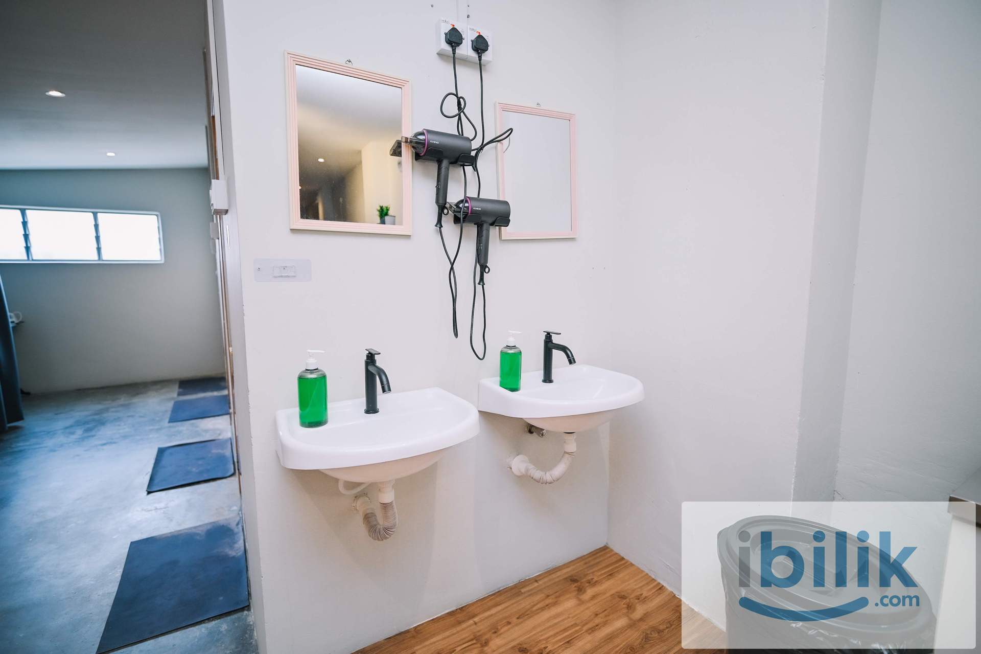 Deluxe Queen Shared Bathroom - Image 8