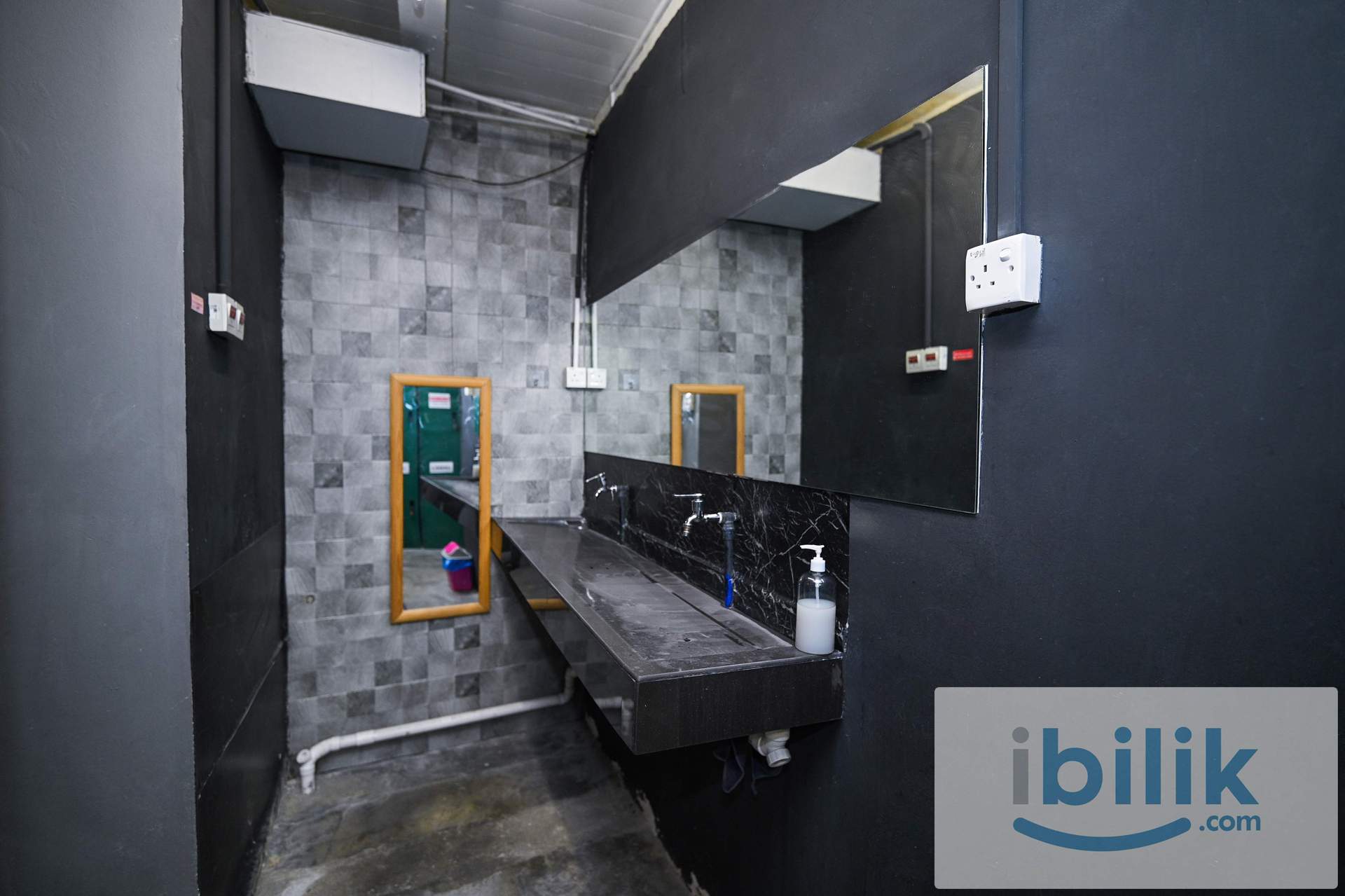 Standard Queen Shared Bathroom - Image 7