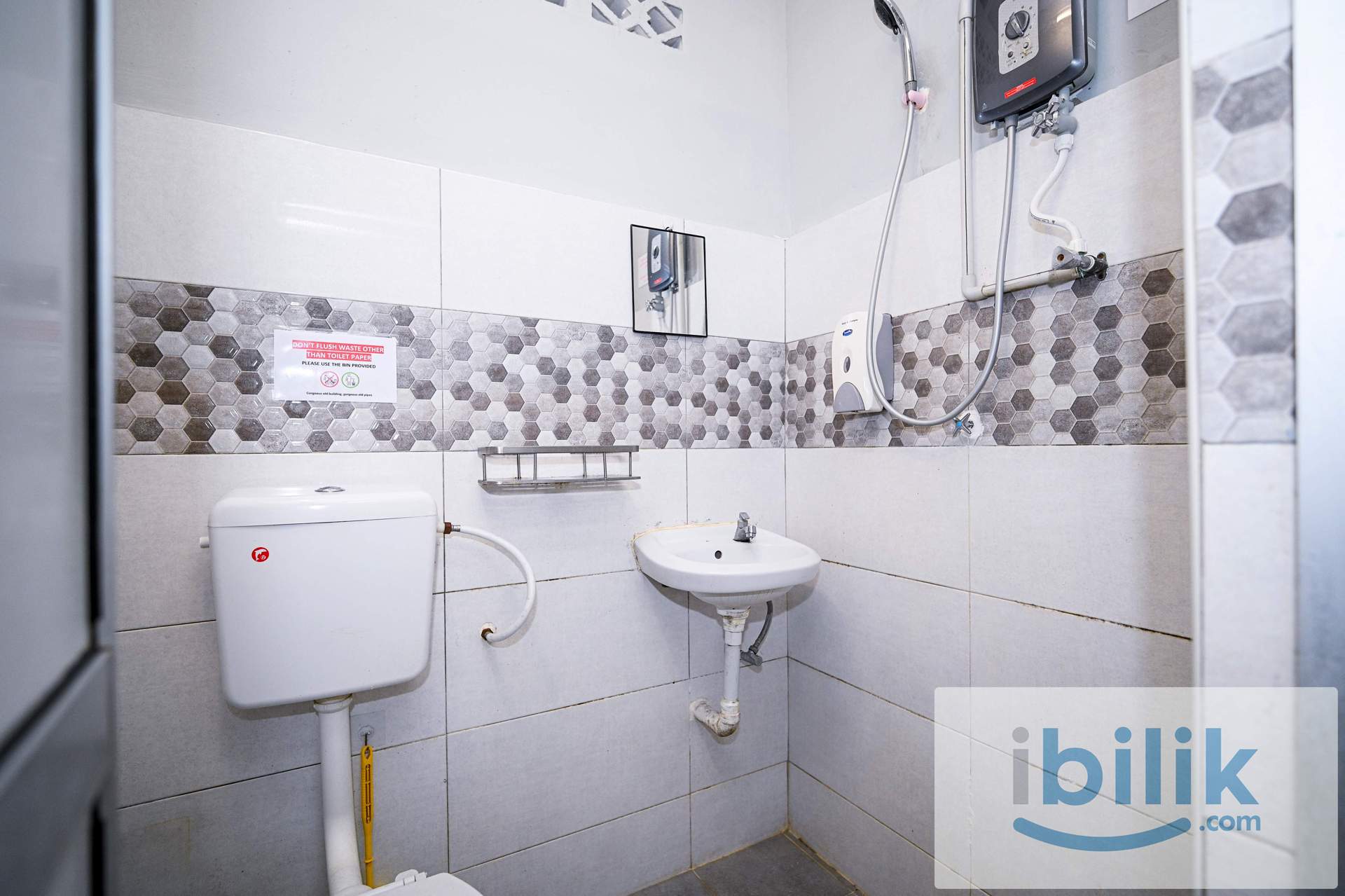 Standard Twin Shared Bathroom - Image 7