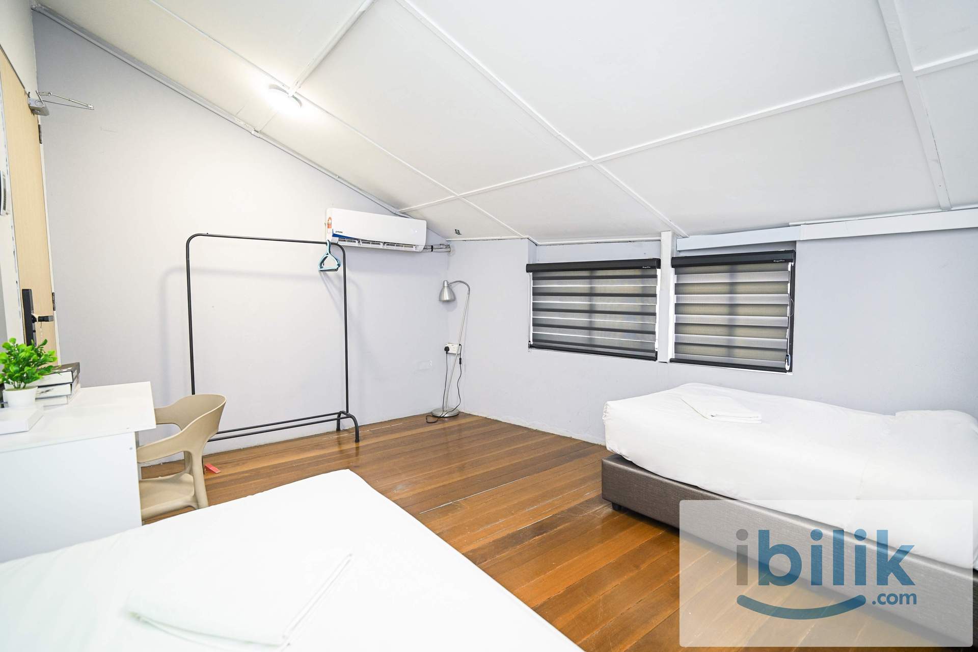 Standard Twin Shared Bathroom - Image 3