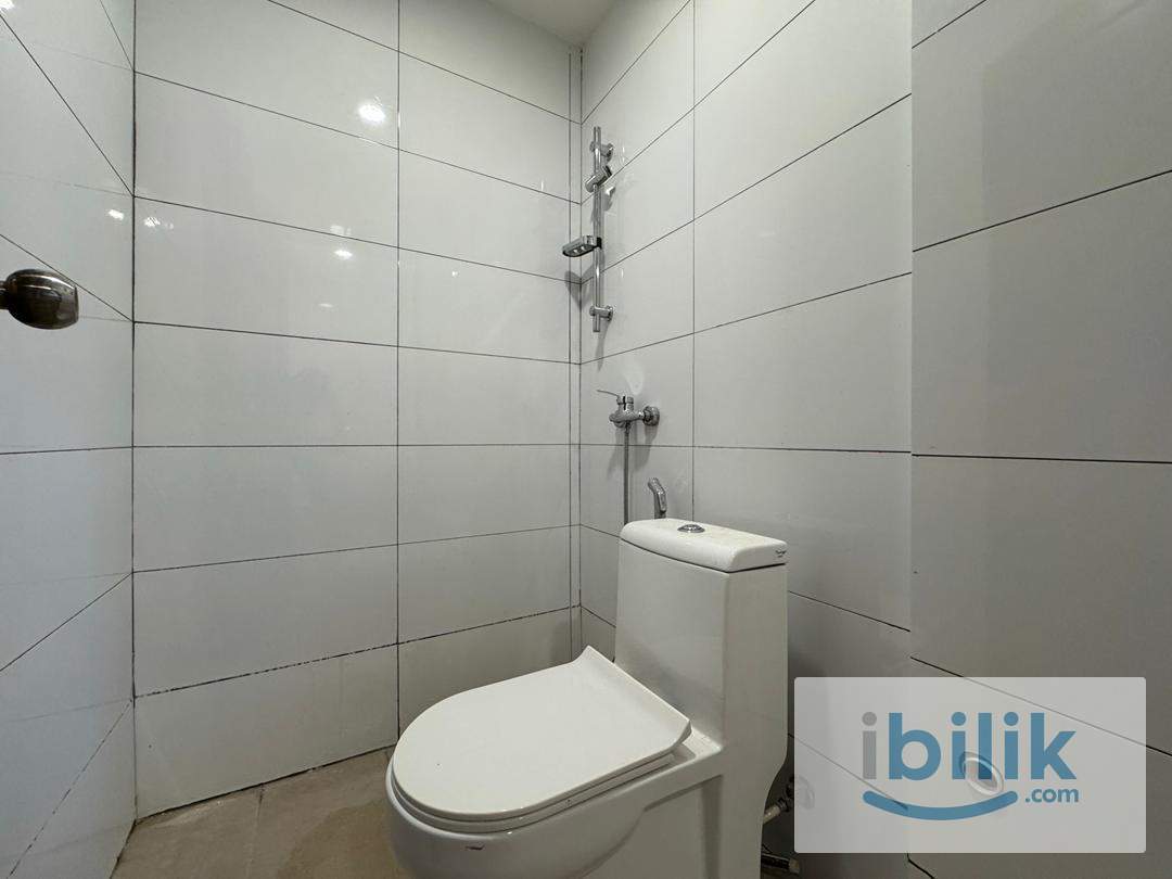 Standard Queen Shared Bathroom - Image 4