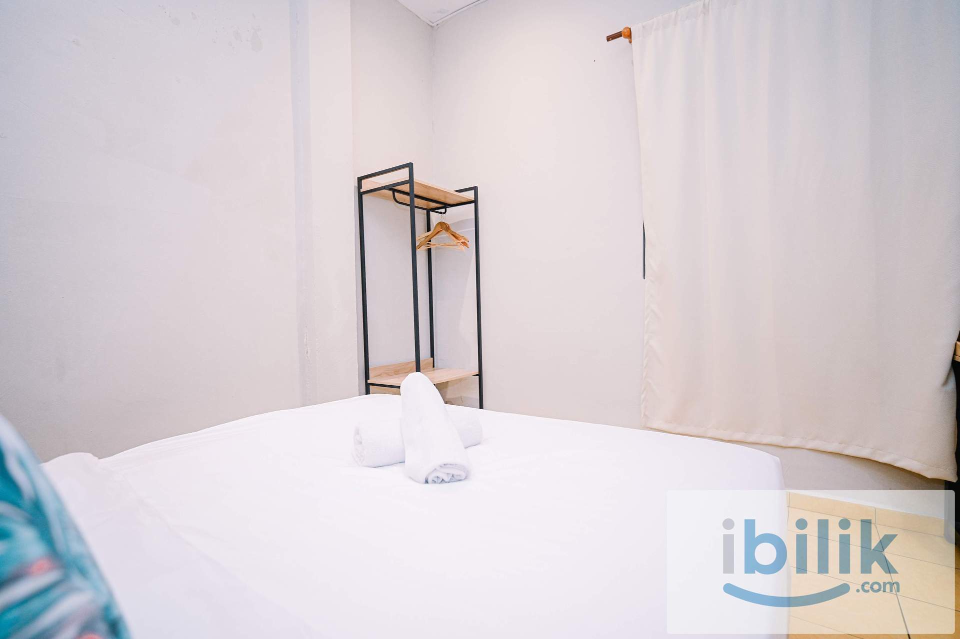 Deluxe Queen Shared Bathroom - Image 4