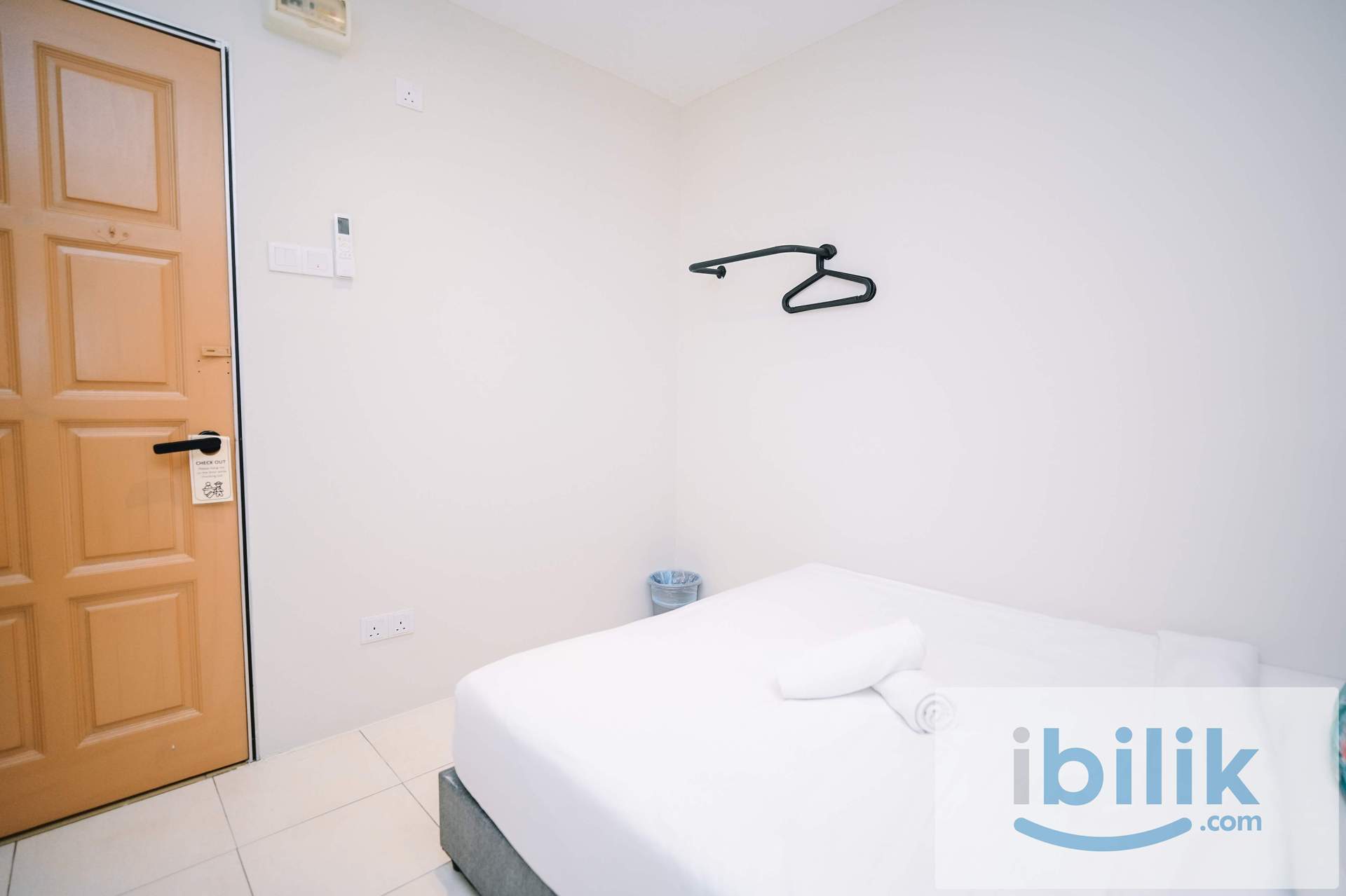 Standard Queen Shared Bathroom - Image 3
