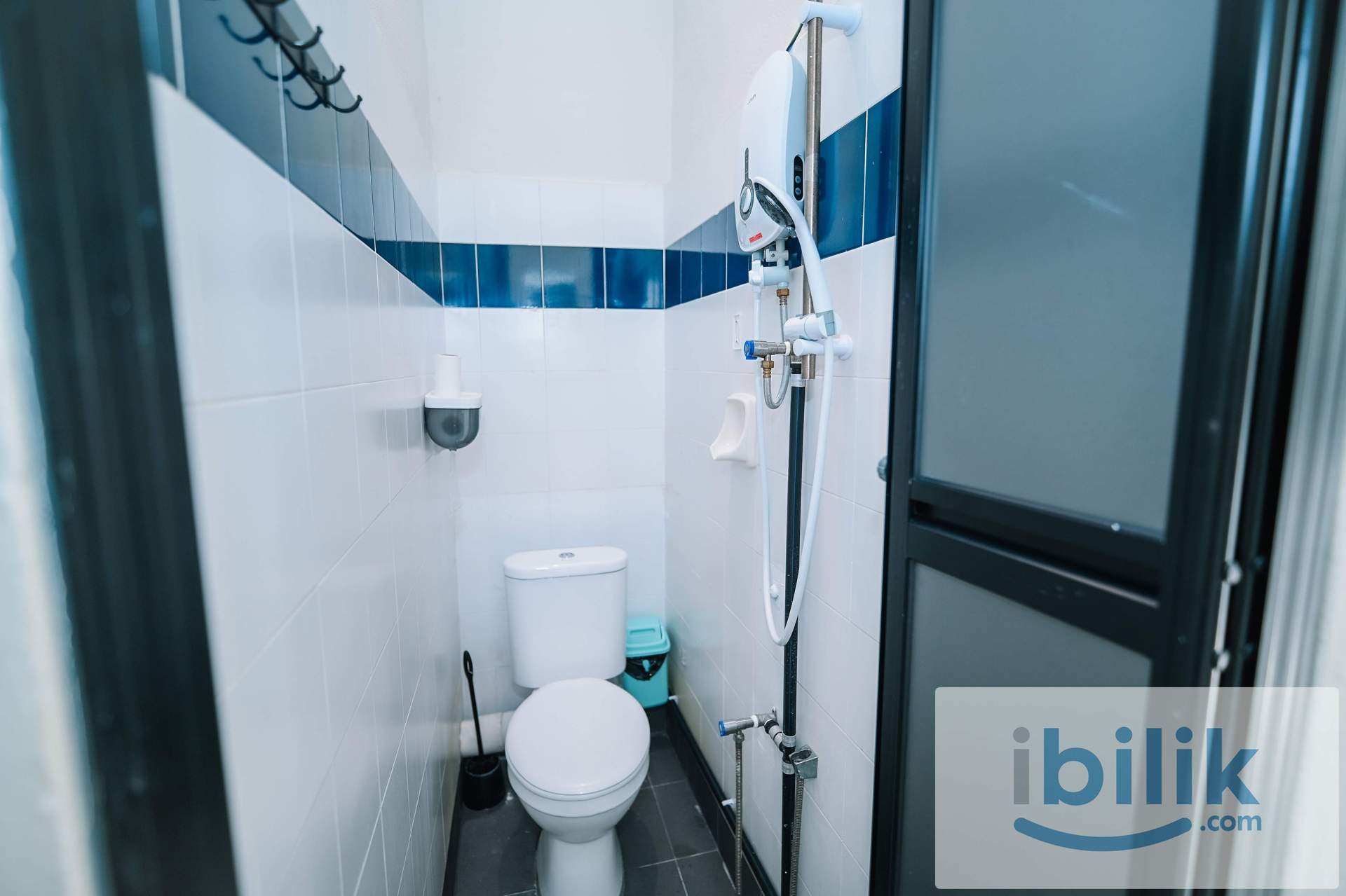 Standard Twin Shared Bathroom - Image 2
