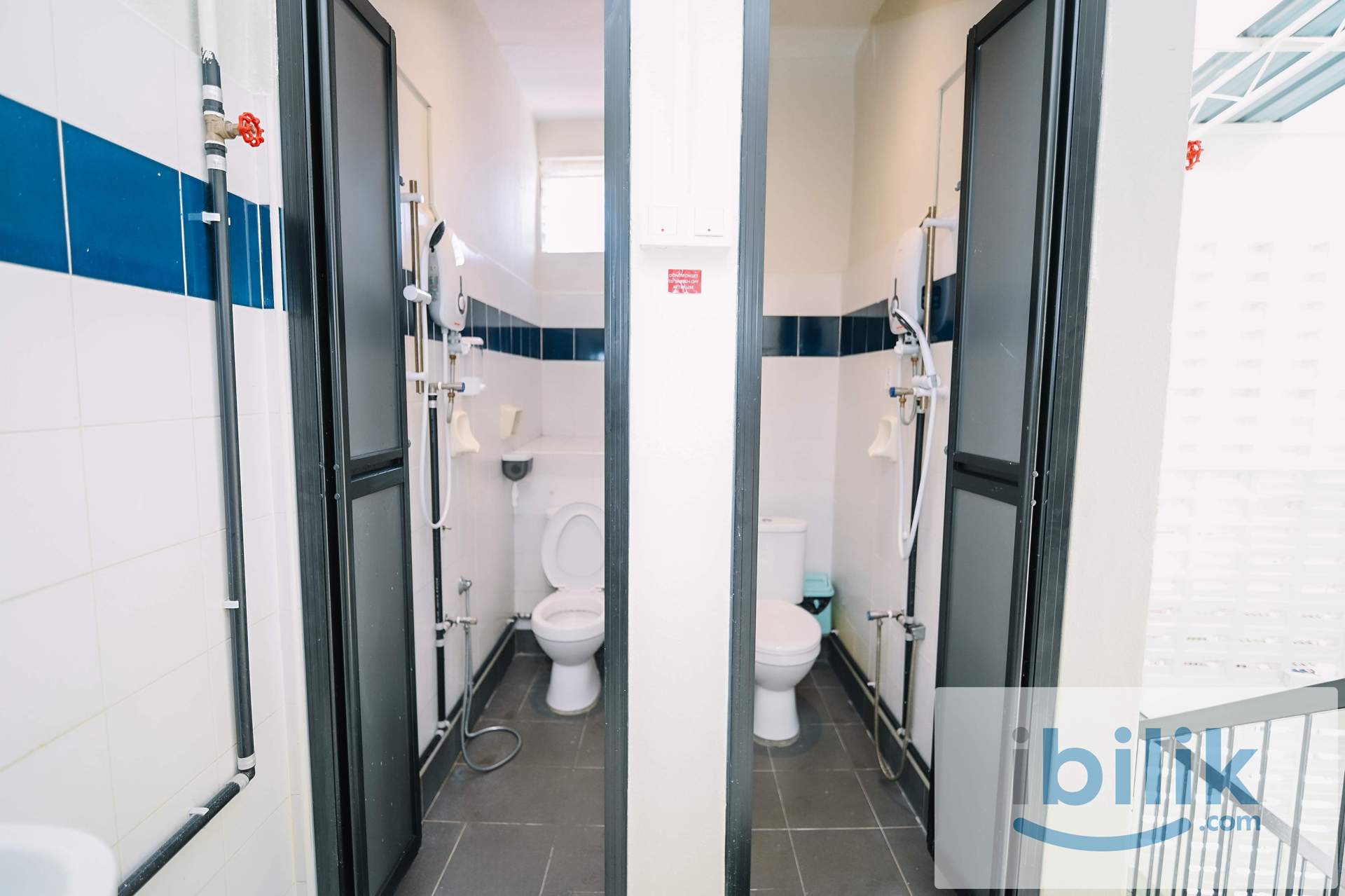 Standard Twin Shared Bathroom - Image 3