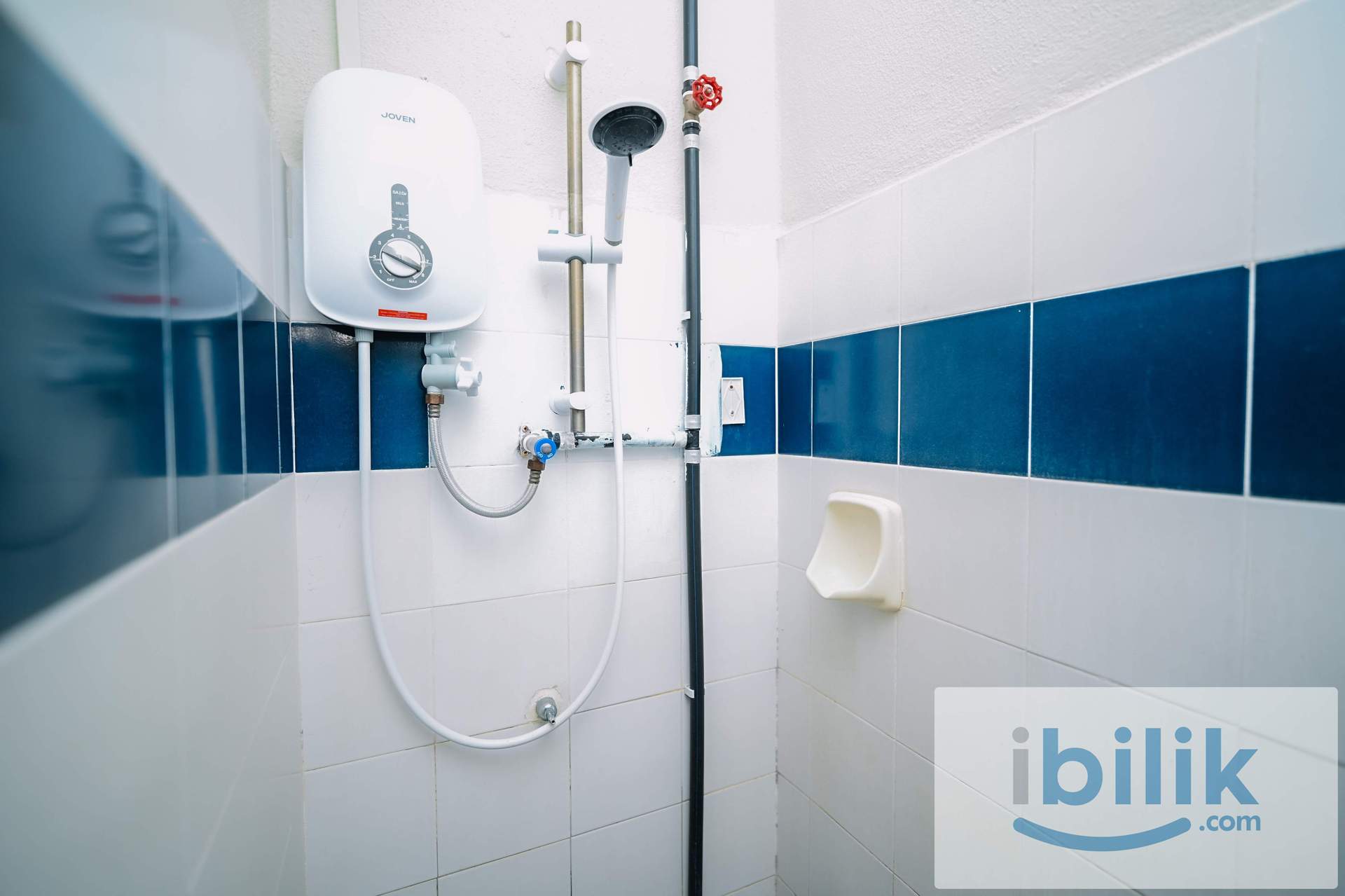 Standard Twin Shared Bathroom - Image 4