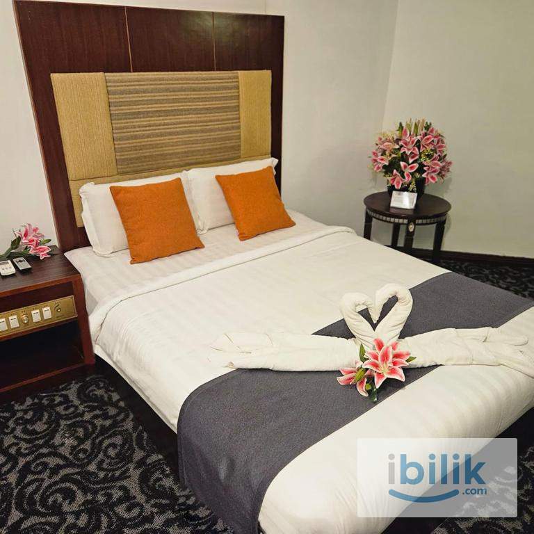 Deluxe Queen Room - Image 1