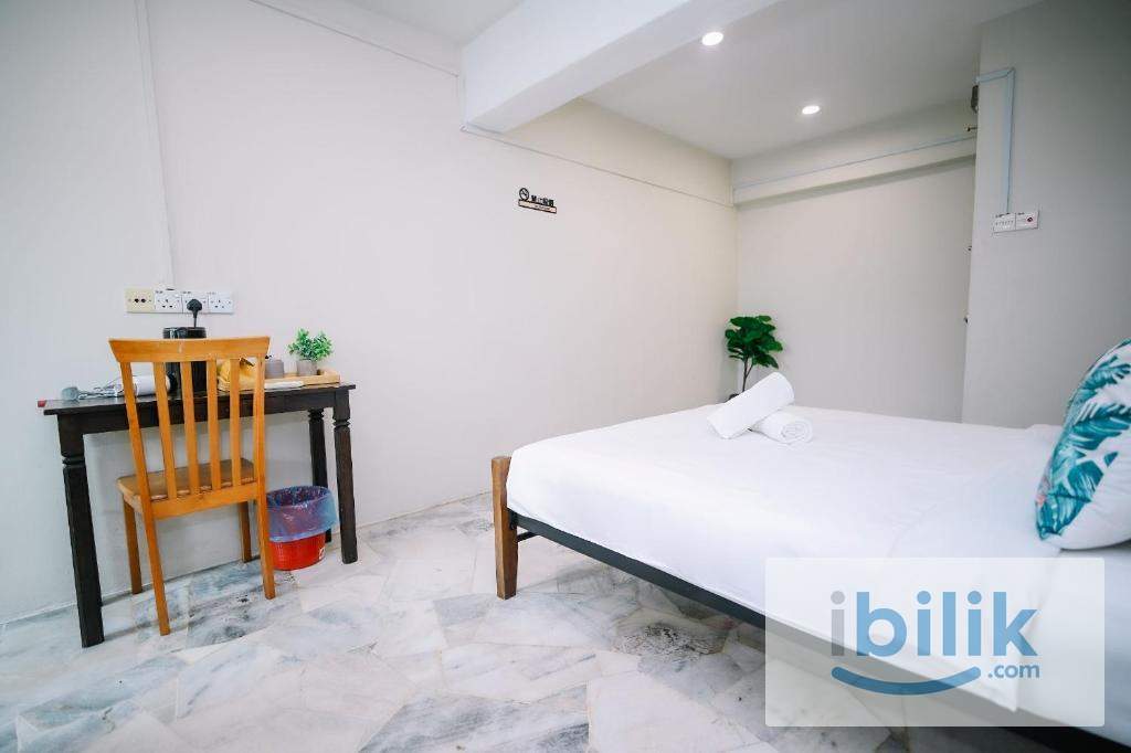 Queen Shared Bathroom - Image 1
