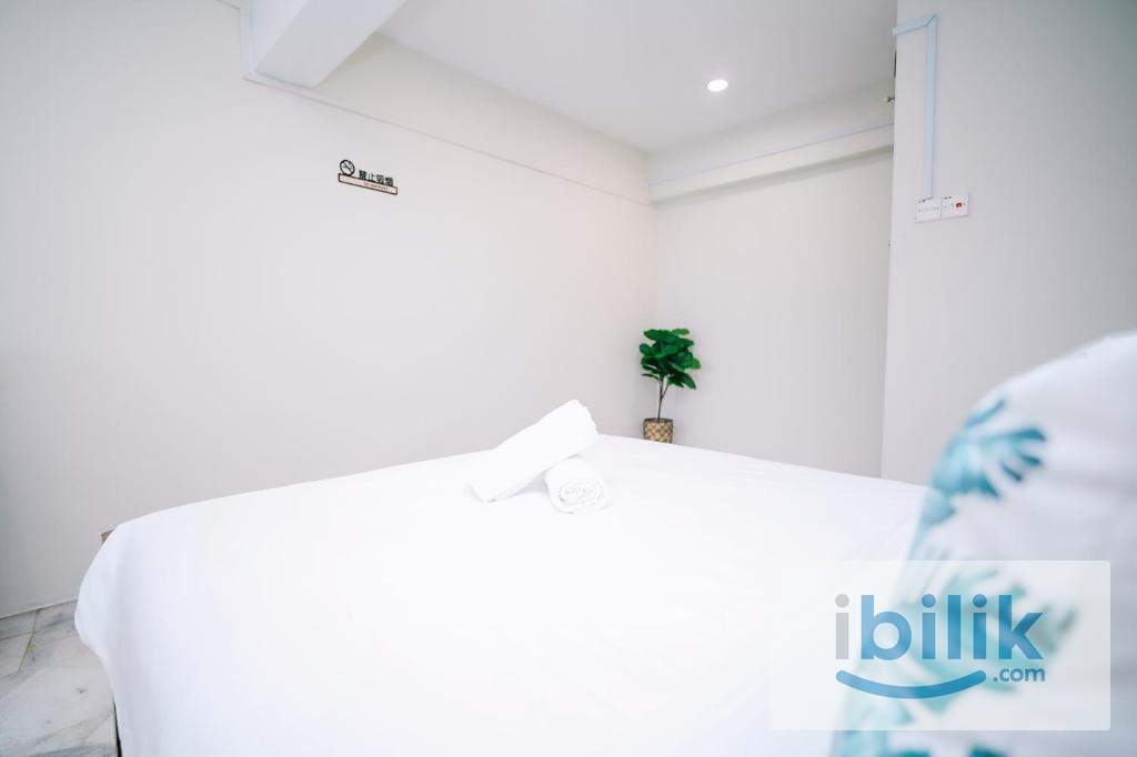 Queen Shared Bathroom - Image 3