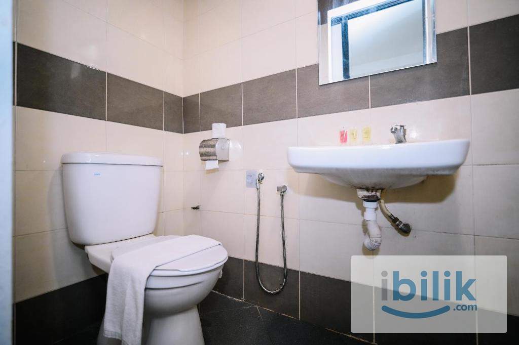 Queen Shared Bathroom - Image 4