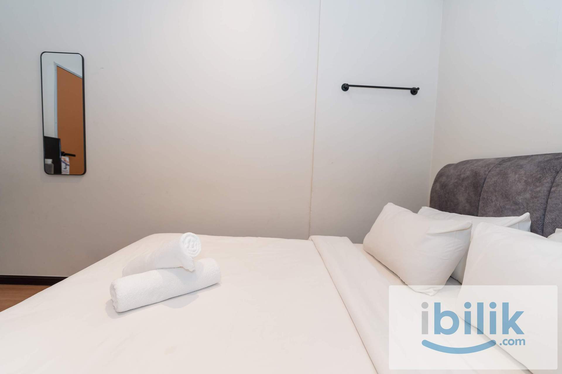 Standard Queen Shared Bathroom - Image 2