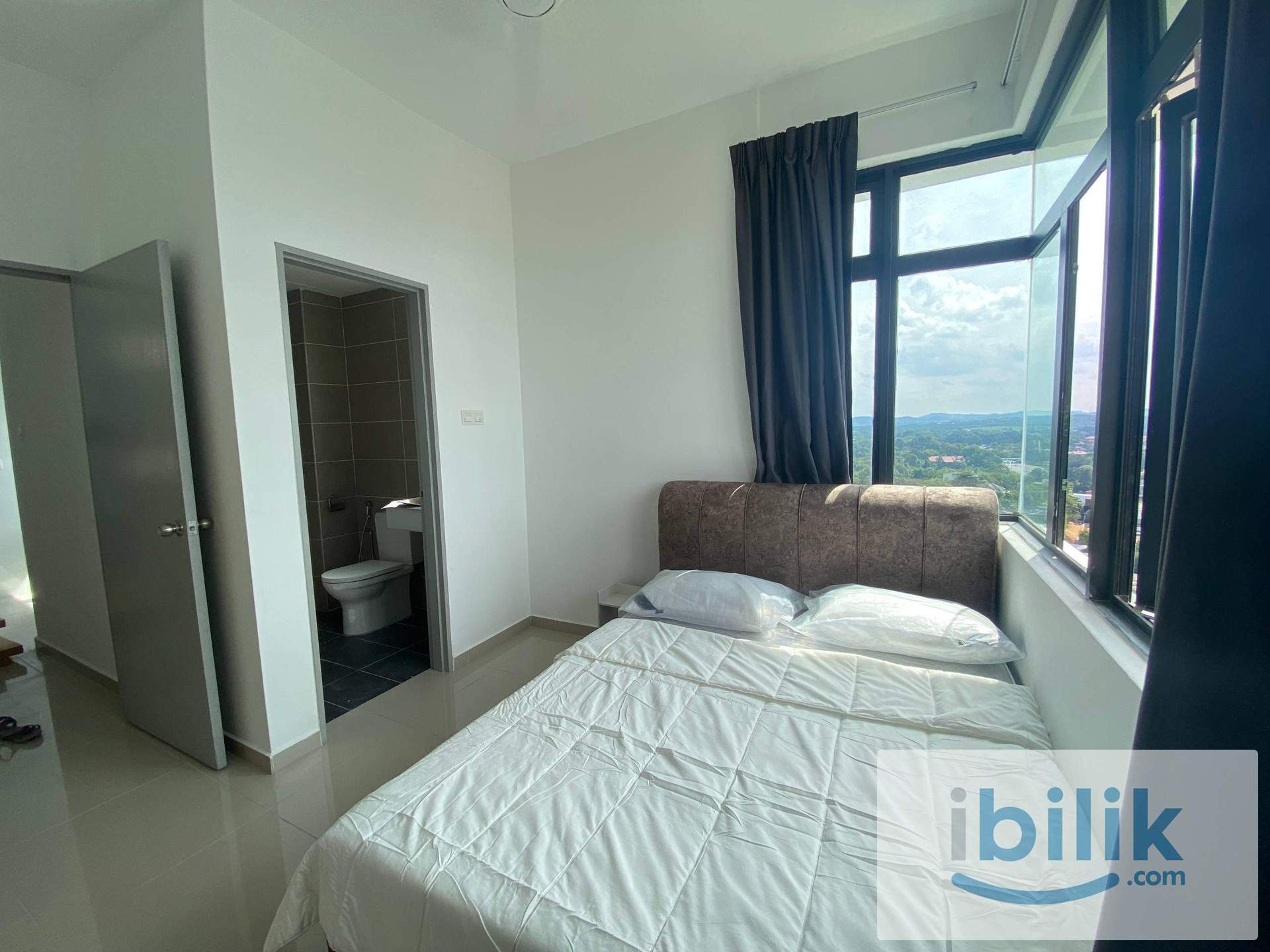 Spacious Female Master Bedroom near IOI Putrajaya - Image 1