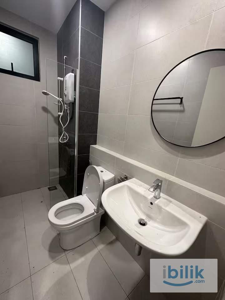 Large Master Room Near MRT Maluri | Private Bathroom | Lavile Maluri - Image 2