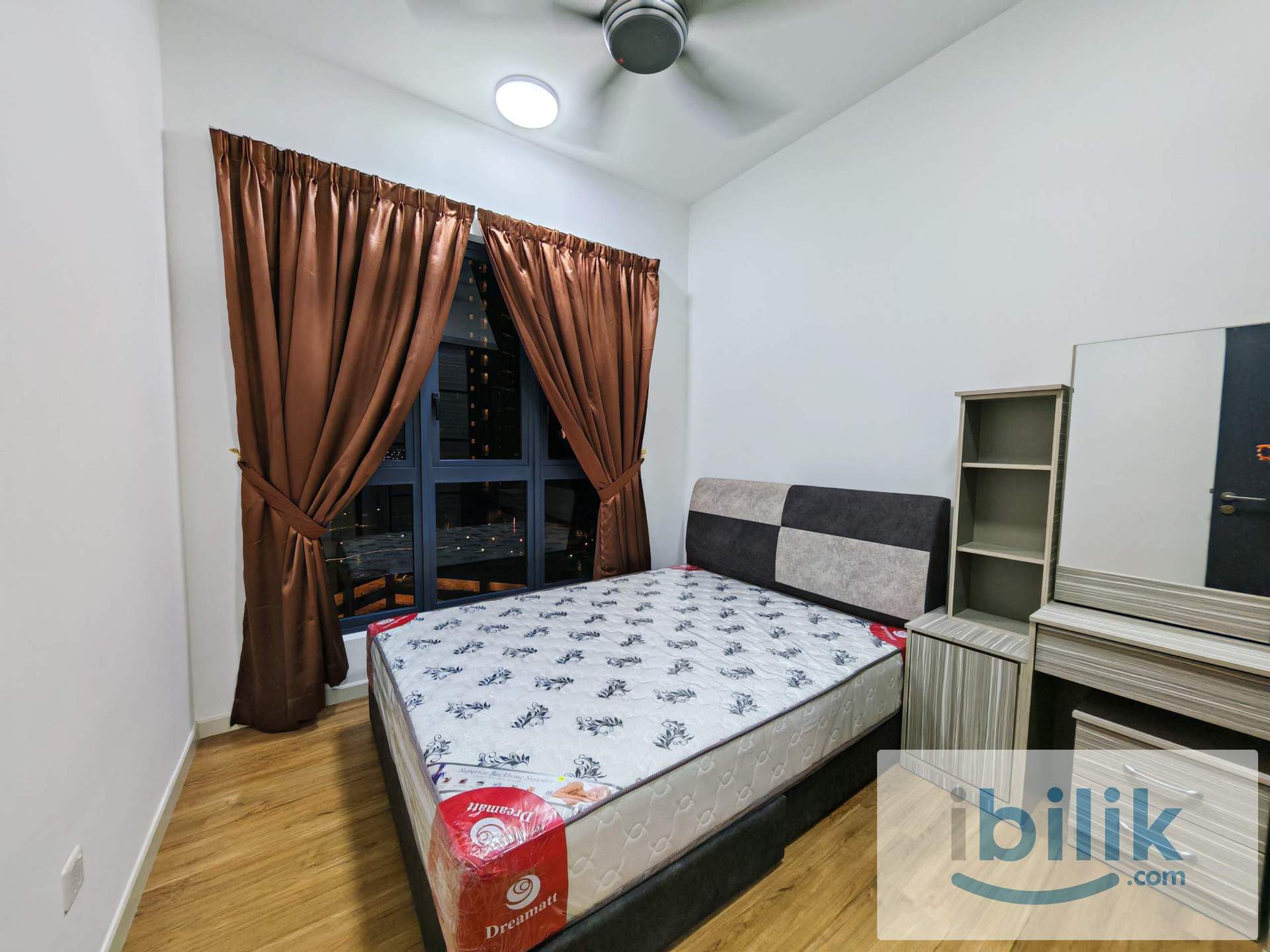 Spacious Medium Room 🚇 | Near Sunway Velocity - Image 1
