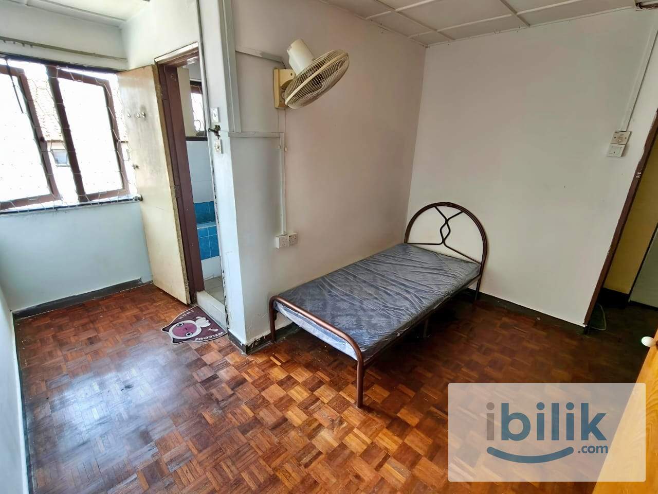 🏃🏻 350m to Taman Bahagia LRT 🚆 | Medium Room with Private Bathroom 🚿 - Image 1