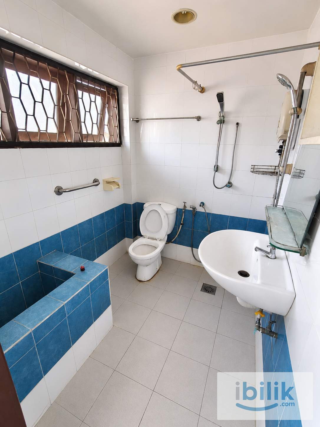 🏃🏻 350m to Taman Bahagia LRT 🚆 | Medium Room with Private Bathroom 🚿 - Image 3