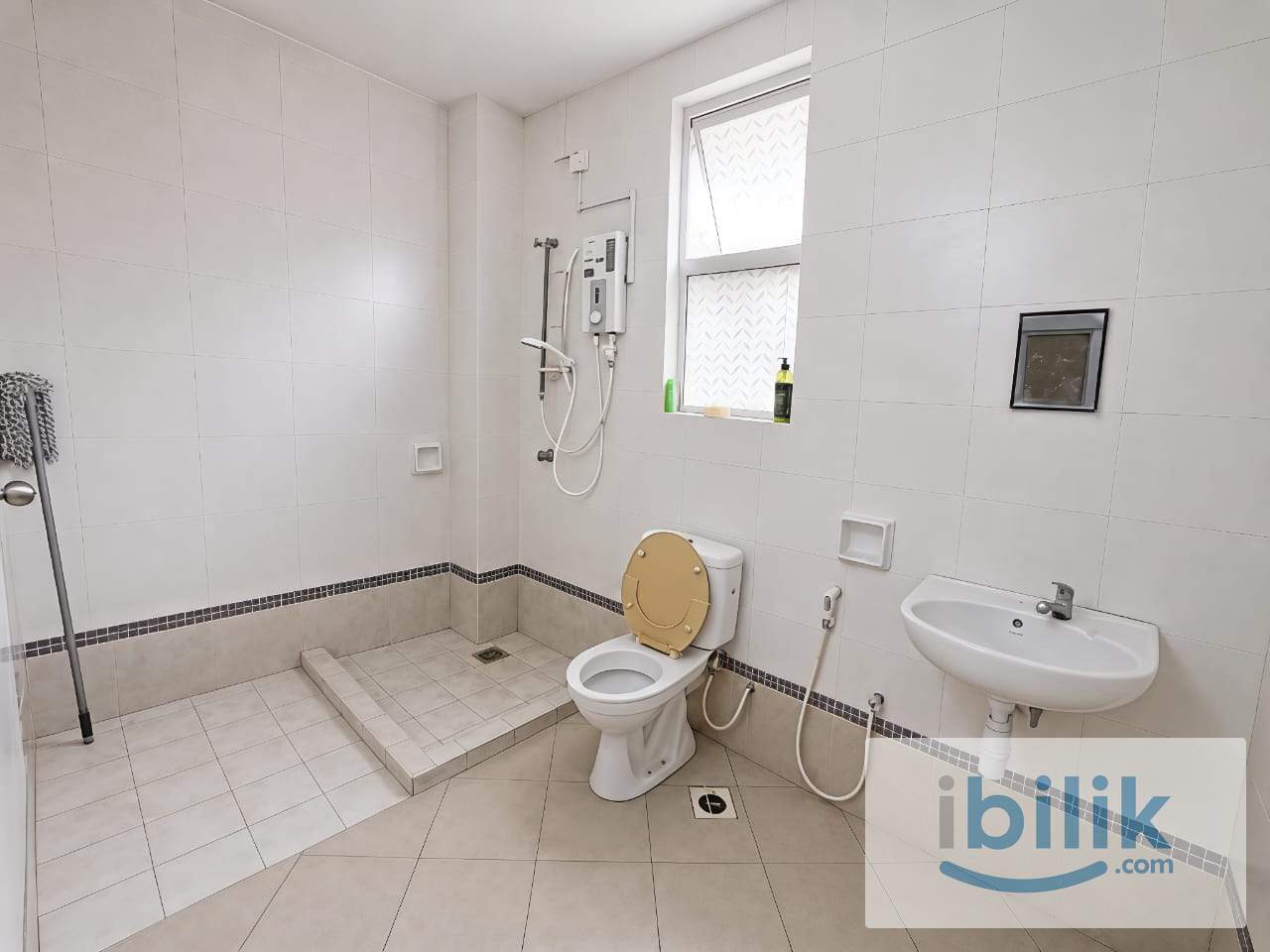🏡 Kemuning Utama Room For Rent | 🚗 8 Mins To Gamuda Walk Mall 🛍️ - Image 3