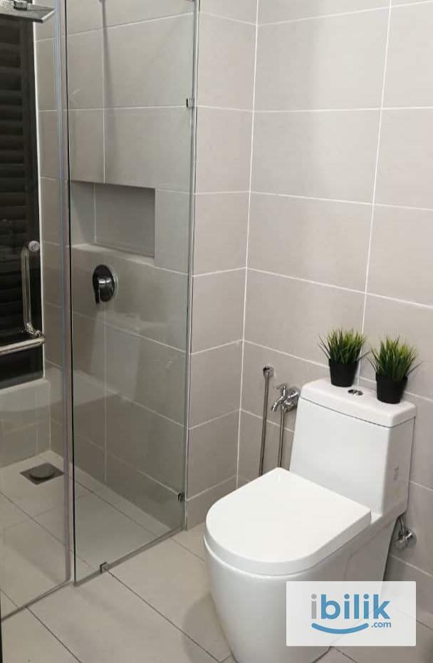 Middle Room shared toilet for rent at Kingsley Hill Putra Heights - Image 7