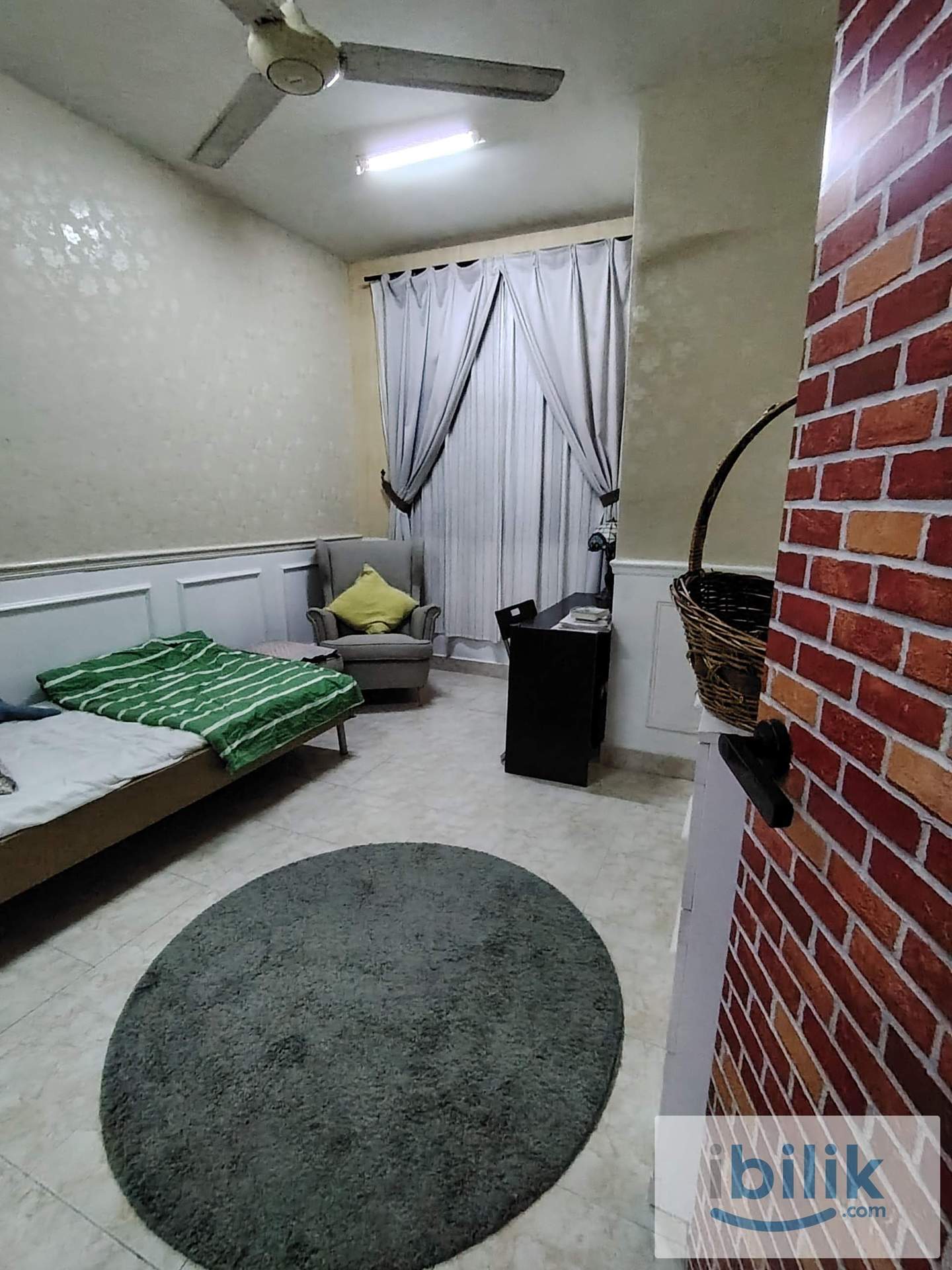Cozy Medium Room - Image 1
