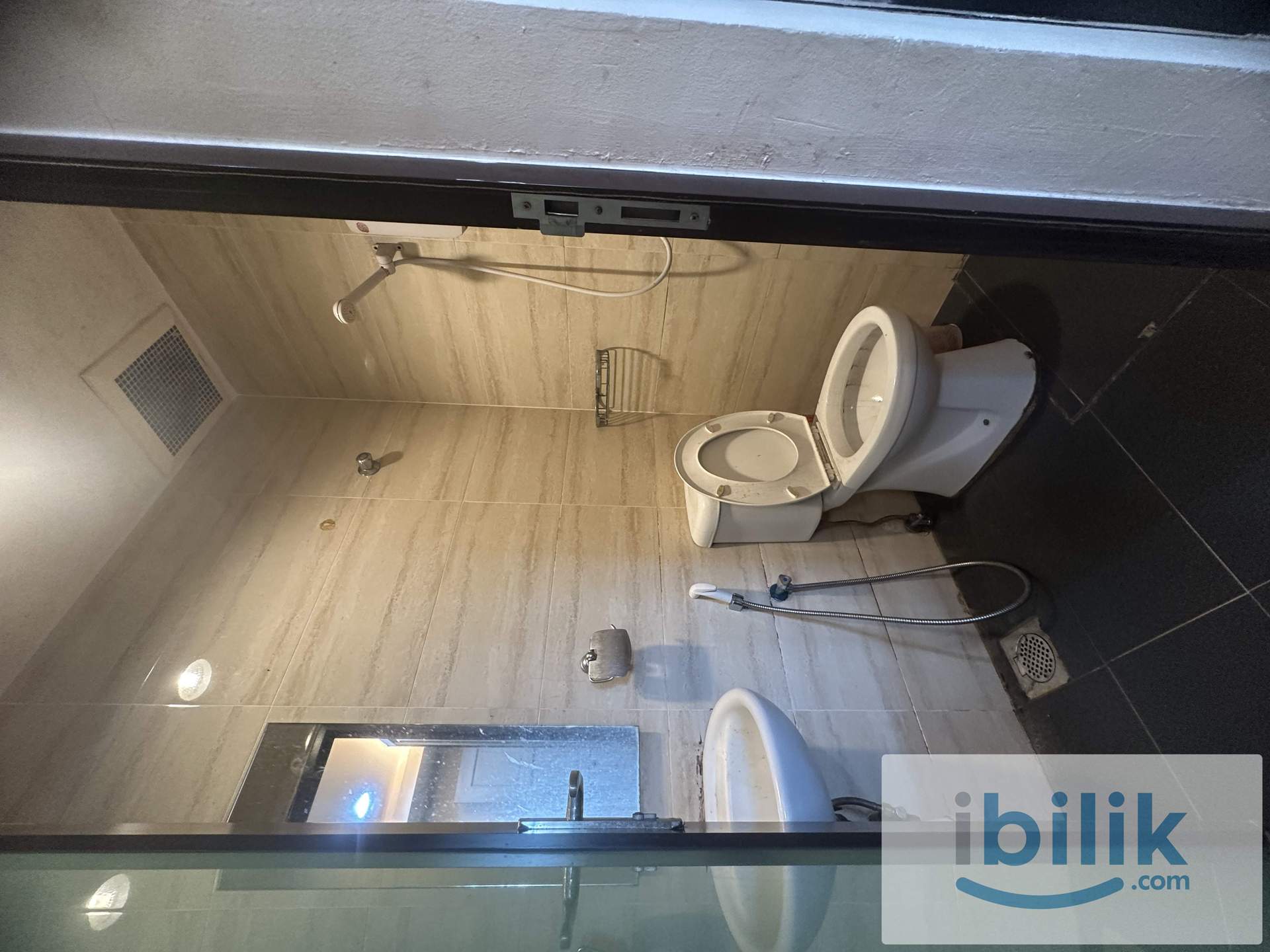Cozy middle room with toilet  - Image 2