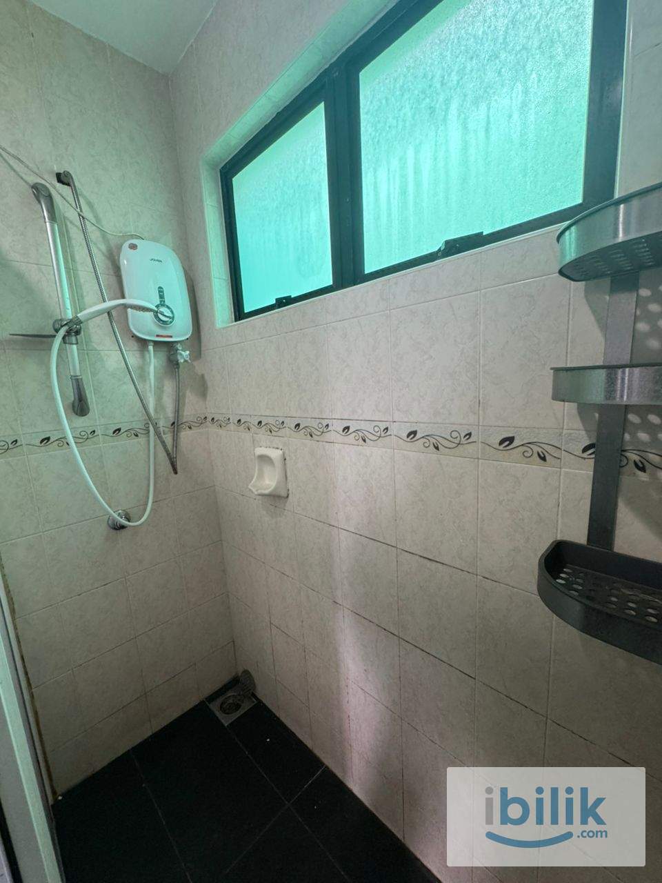 MIDDLE ROOM  - Image 6